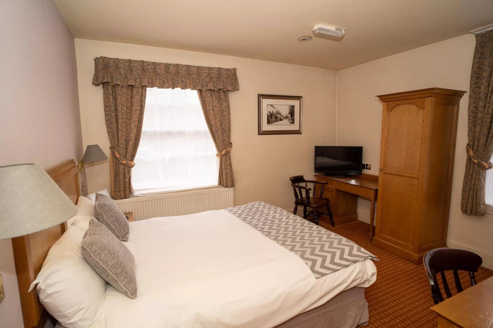 Bedroom, Bed in The Silver Cup