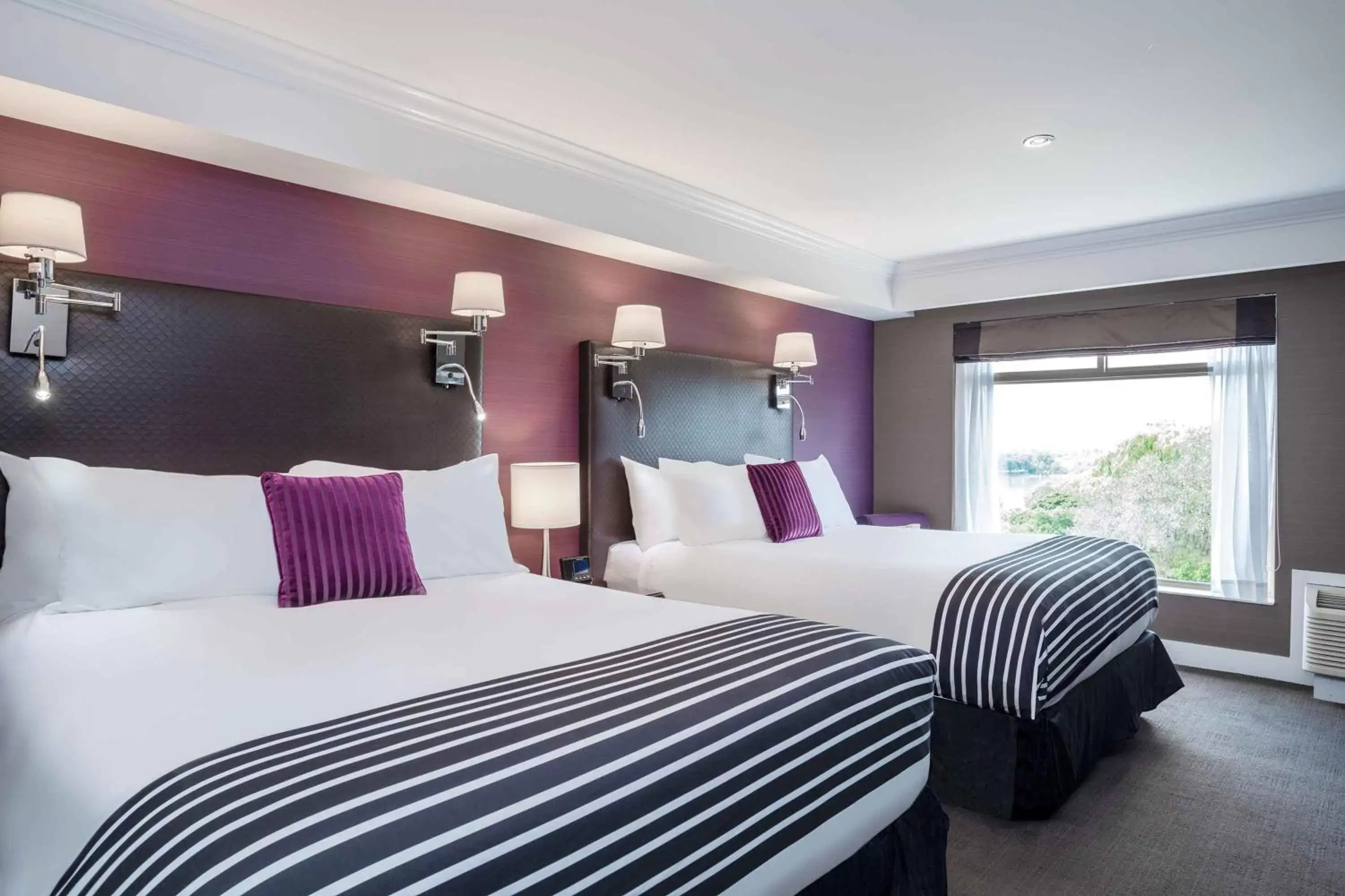 Bedroom, Bed in Sandman Signature Kamloops Hotel