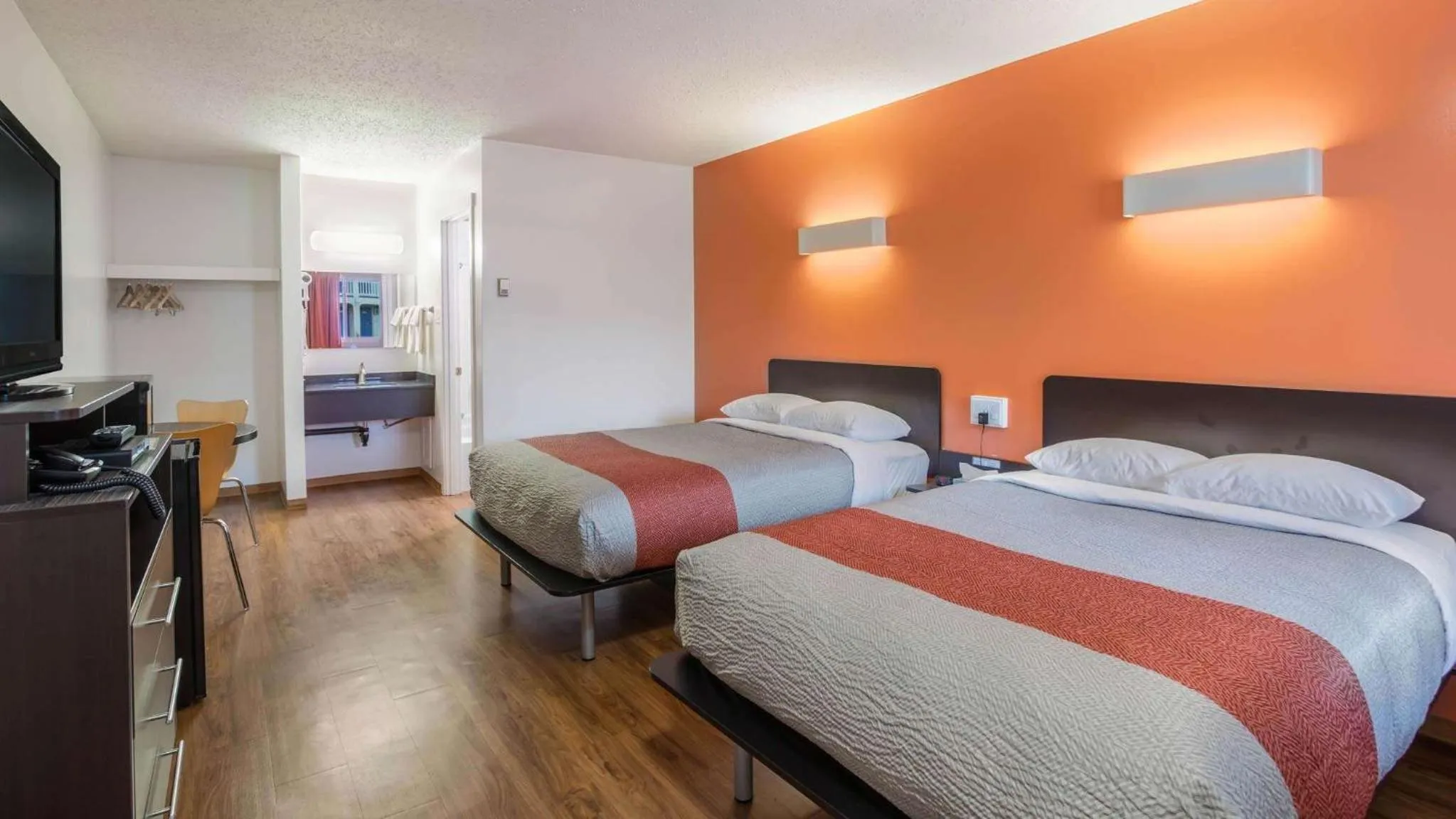 TV and multimedia in Motel Bo-Camrose, AB