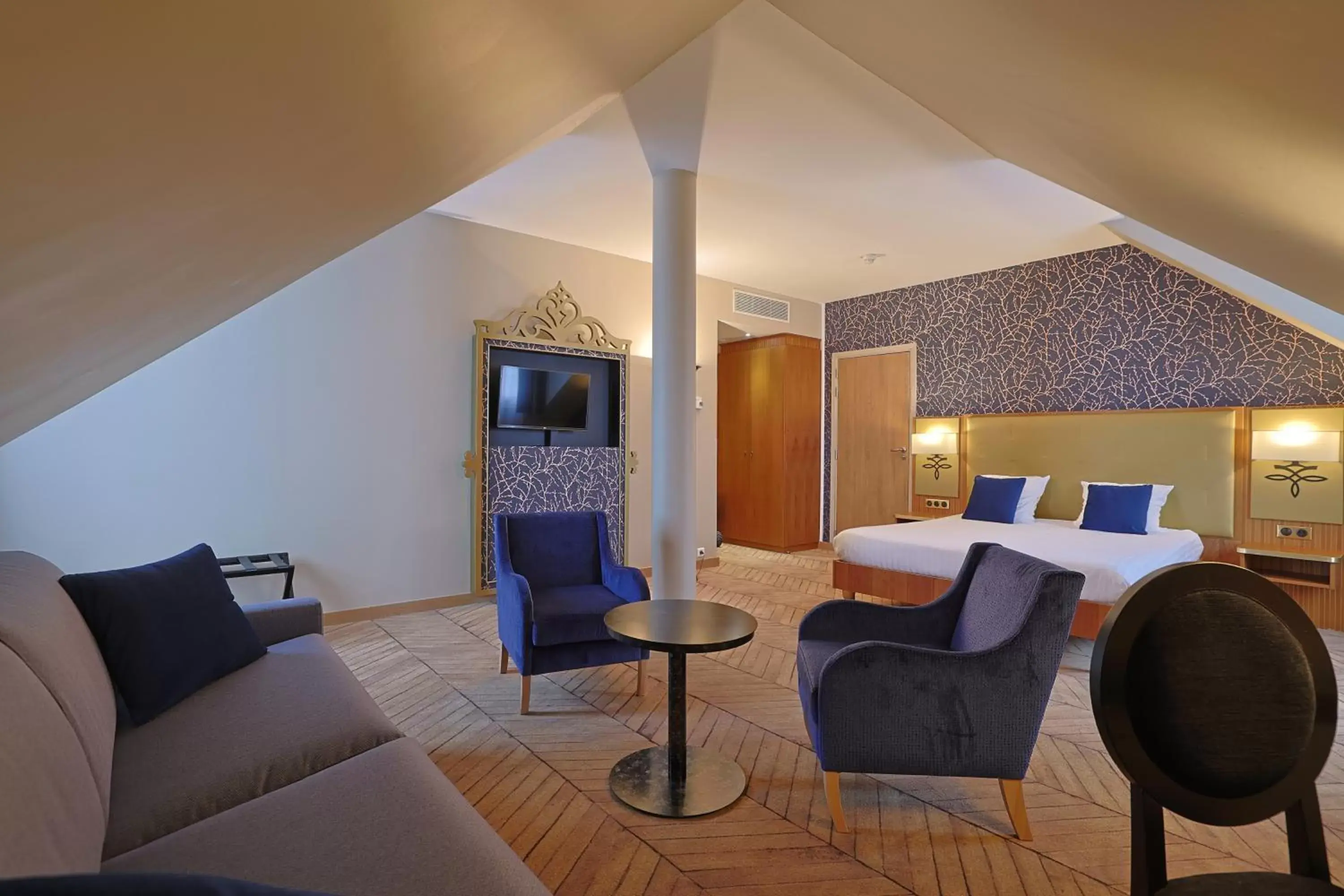 Bedroom, Seating Area in Dream Castle Hotel Marne La Vallee