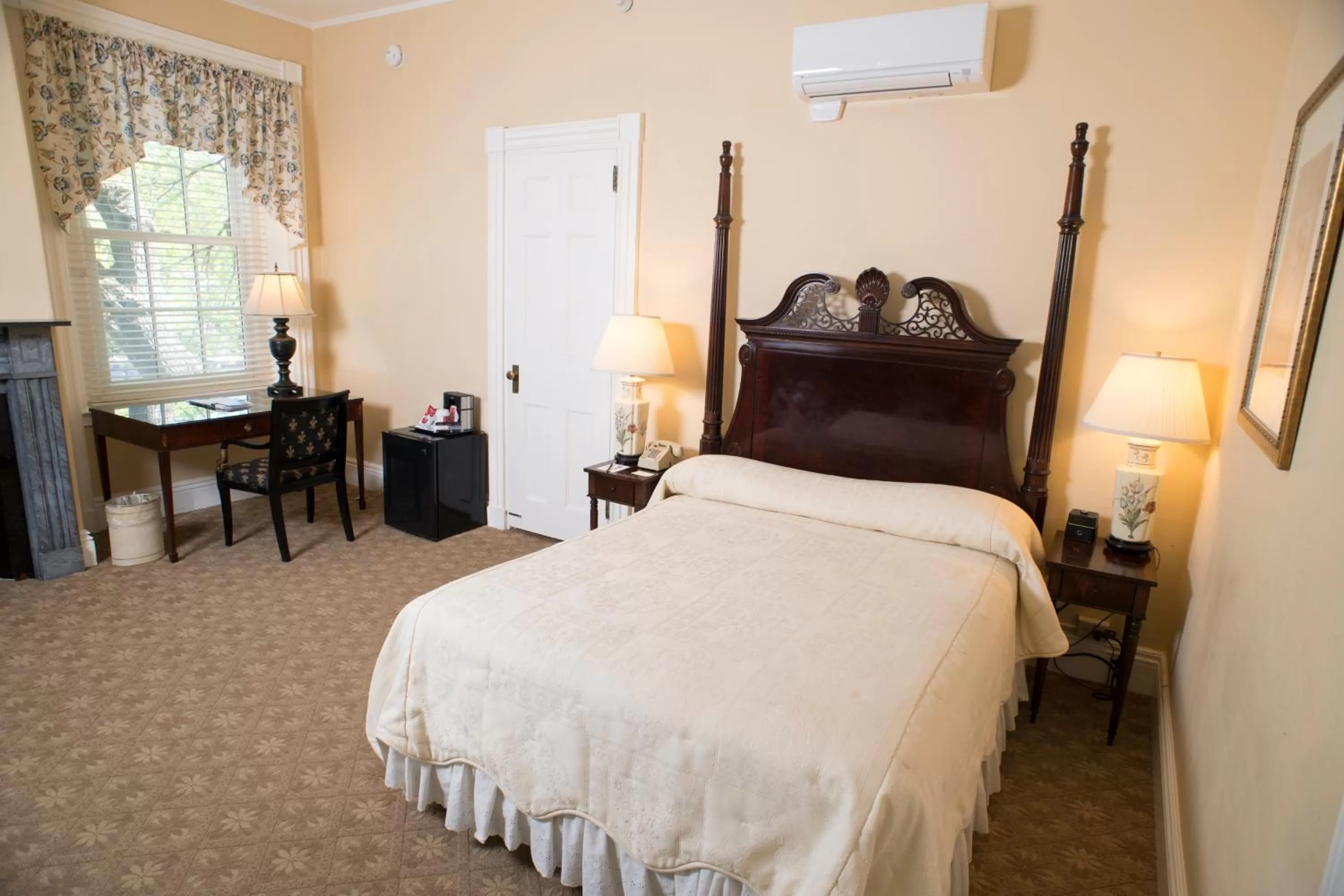 Bedroom, Bed in Middlebury Inn