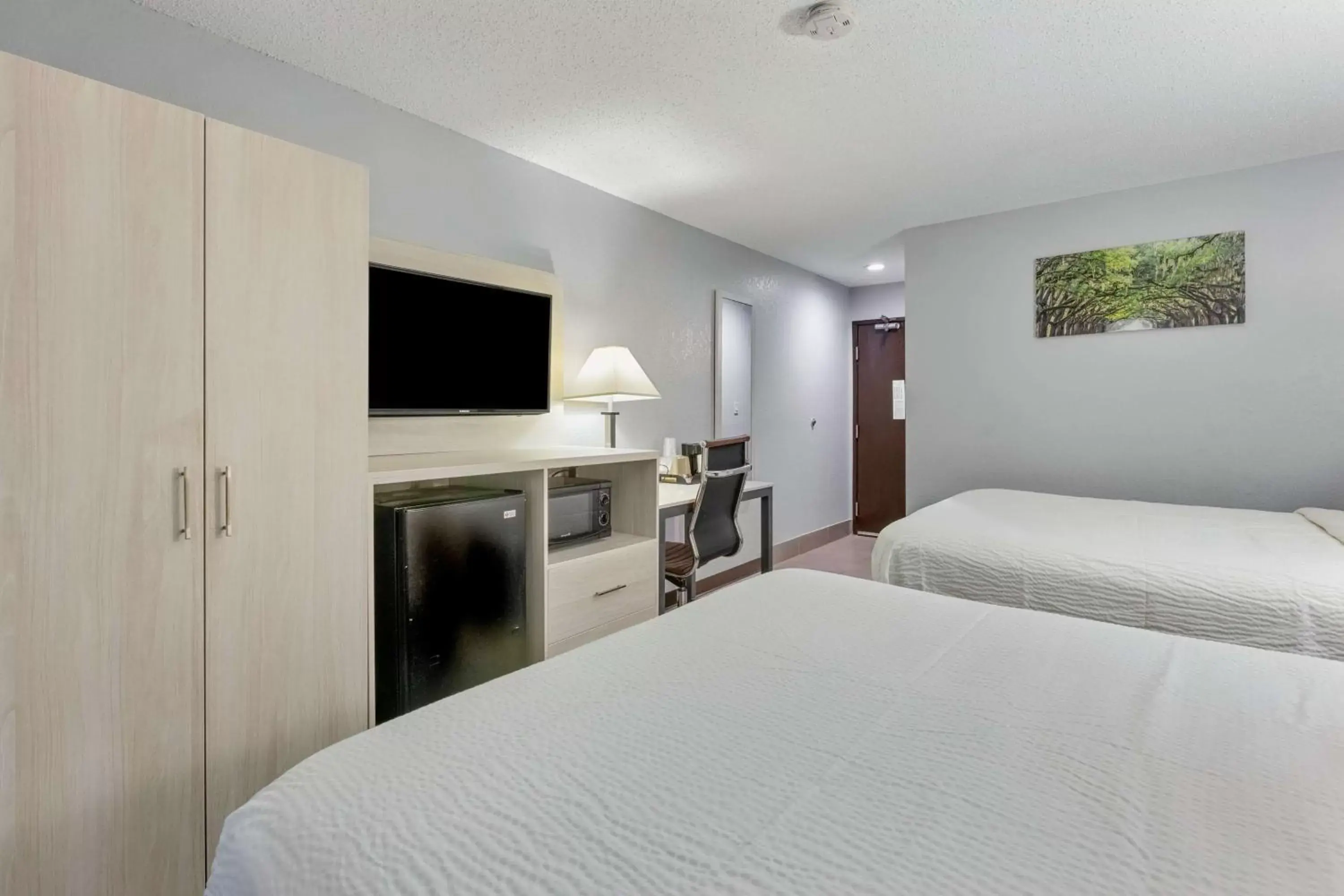 Photo of the whole room, Bed in Days Inn by Wyndham Savannah Gateway I-95