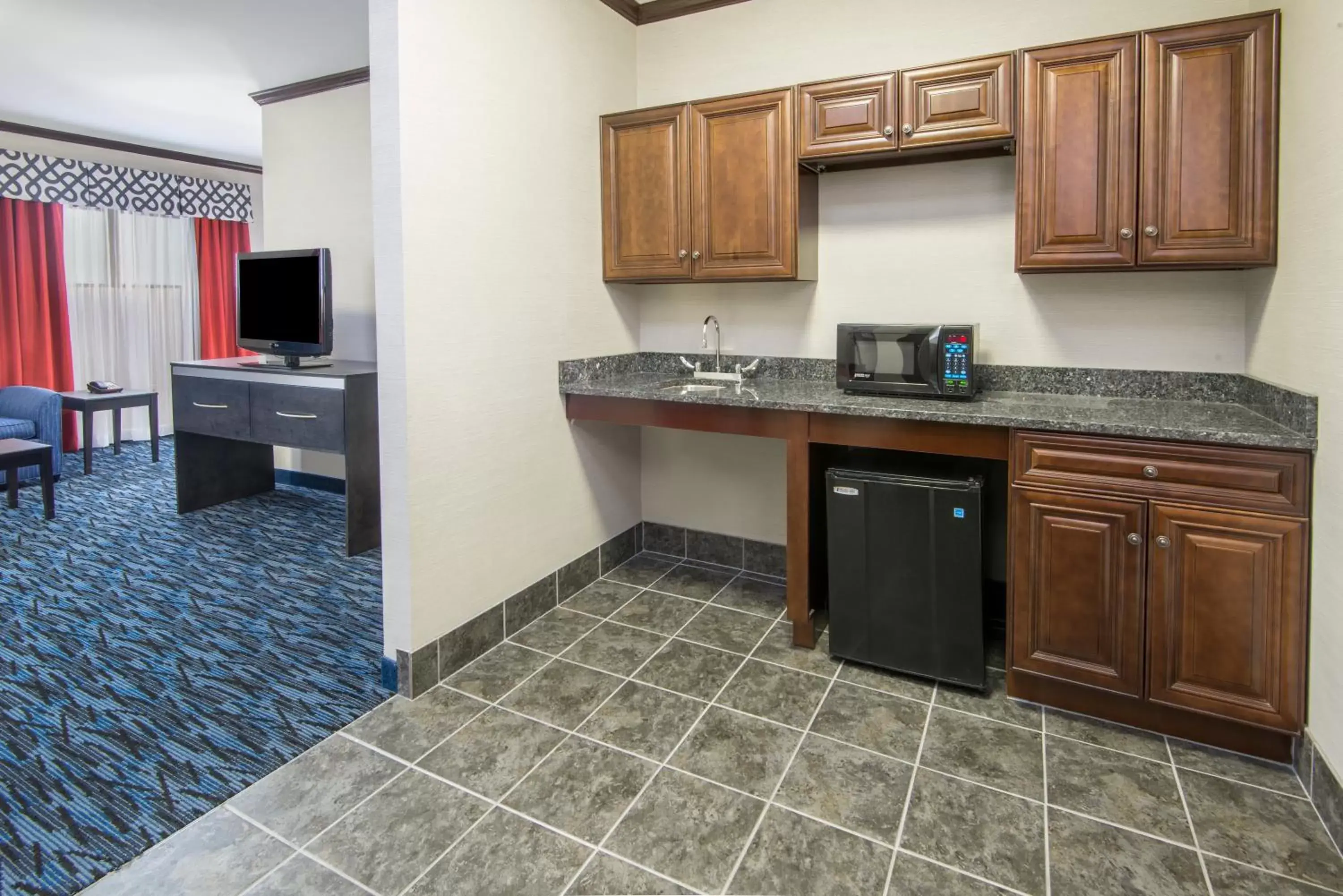 Photo of the whole room, Kitchen/Kitchenette in Holiday Inn Express Cleveland Airport - Brook Park, an IHG Hotel