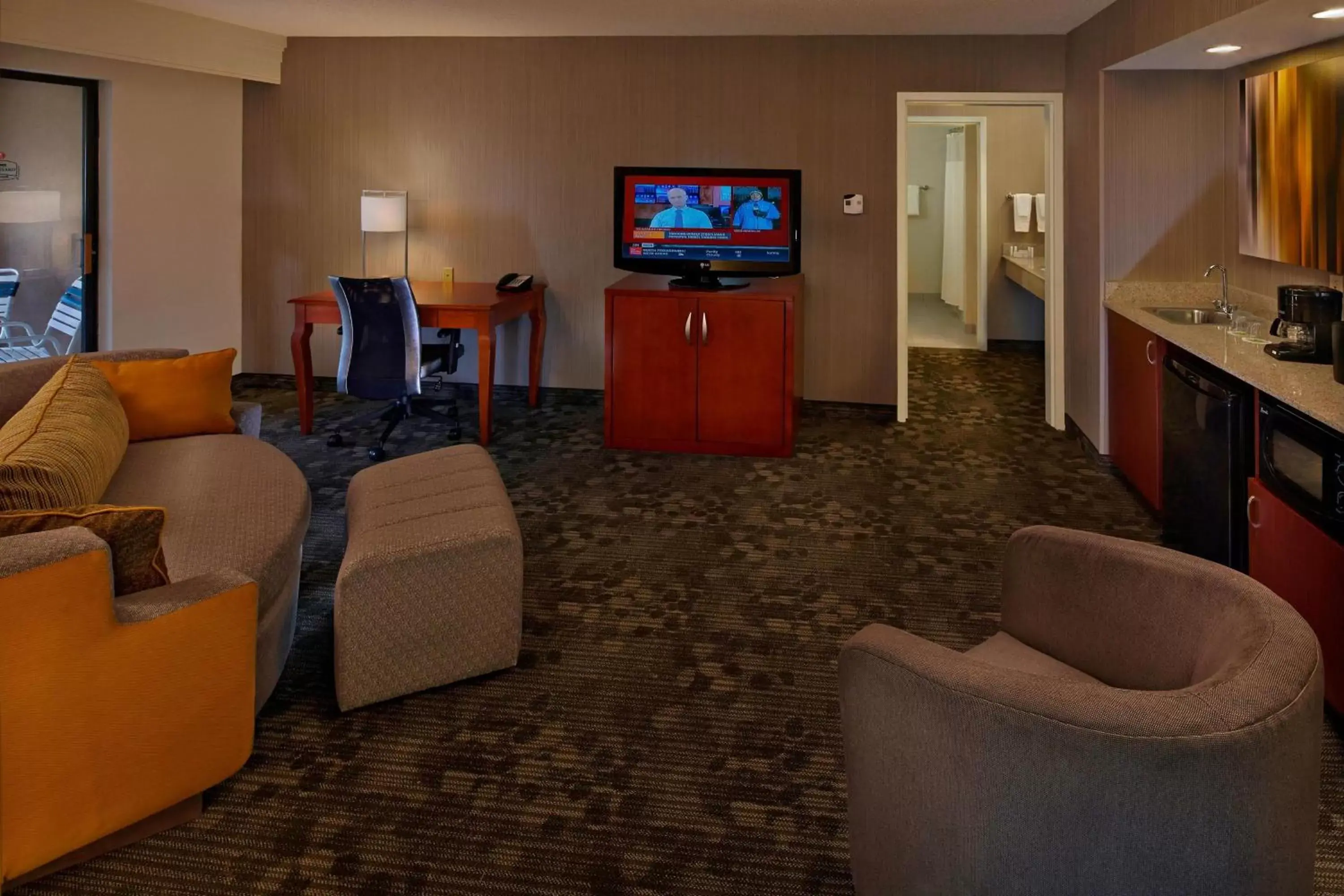 Living room, Seating Area in Courtyard by Marriott Providence Warwick