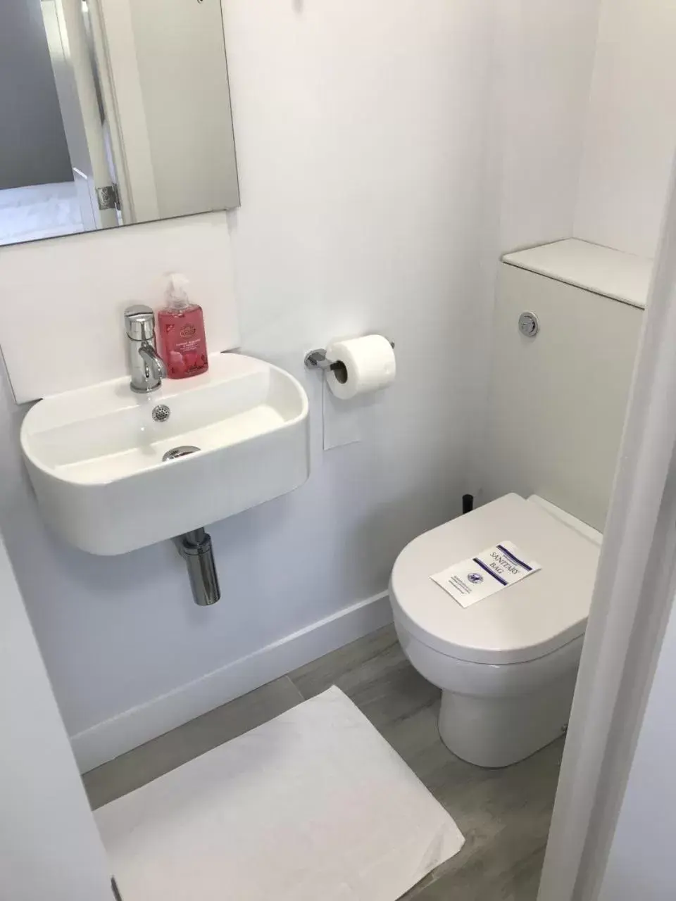 Toilet, Bathroom in Sky Nights Hotel London Heathrow