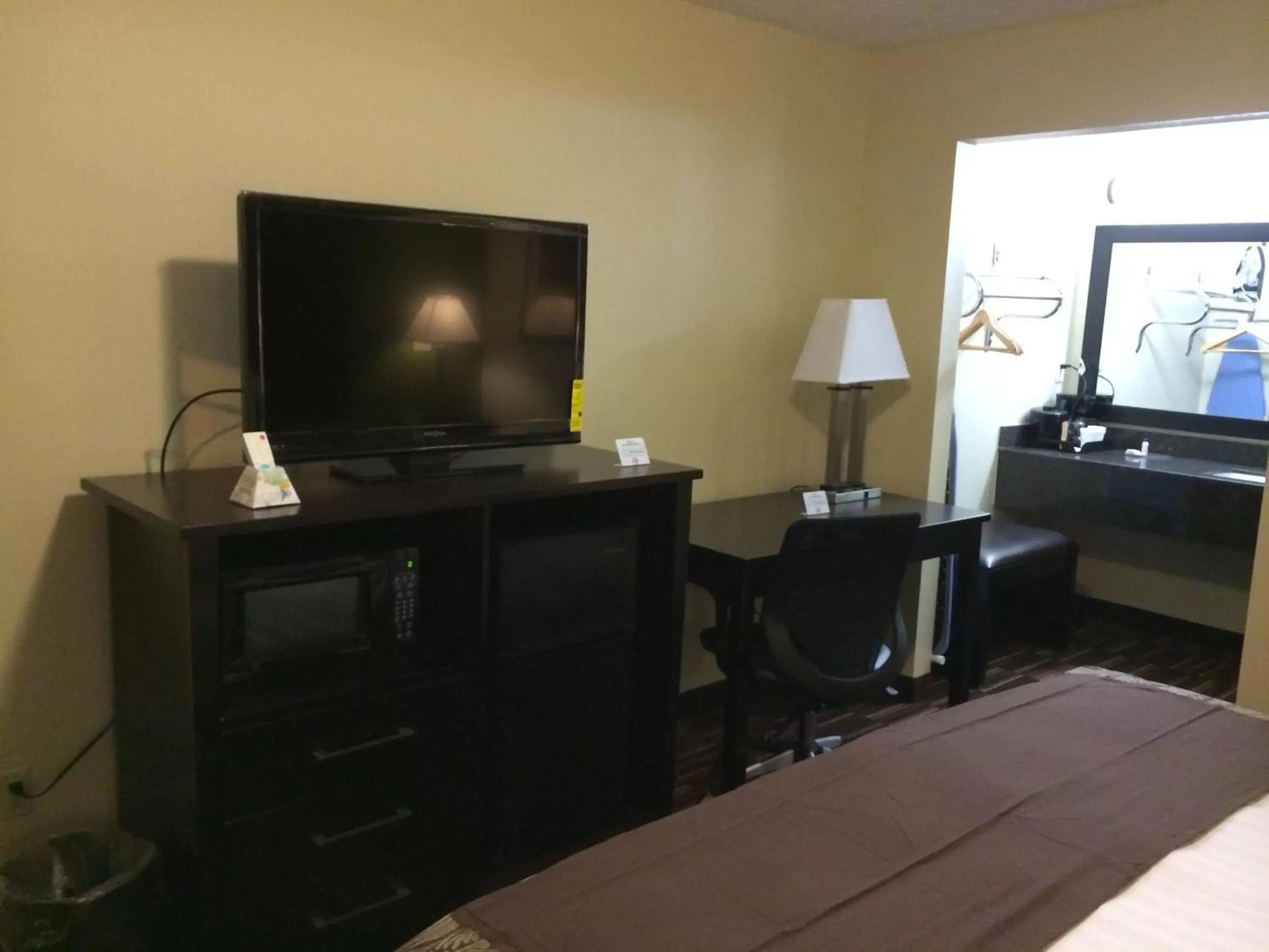 TV and multimedia, TV/Entertainment Center in Boarders Inn & Suites by Cobblestone Hotels - Ashland City