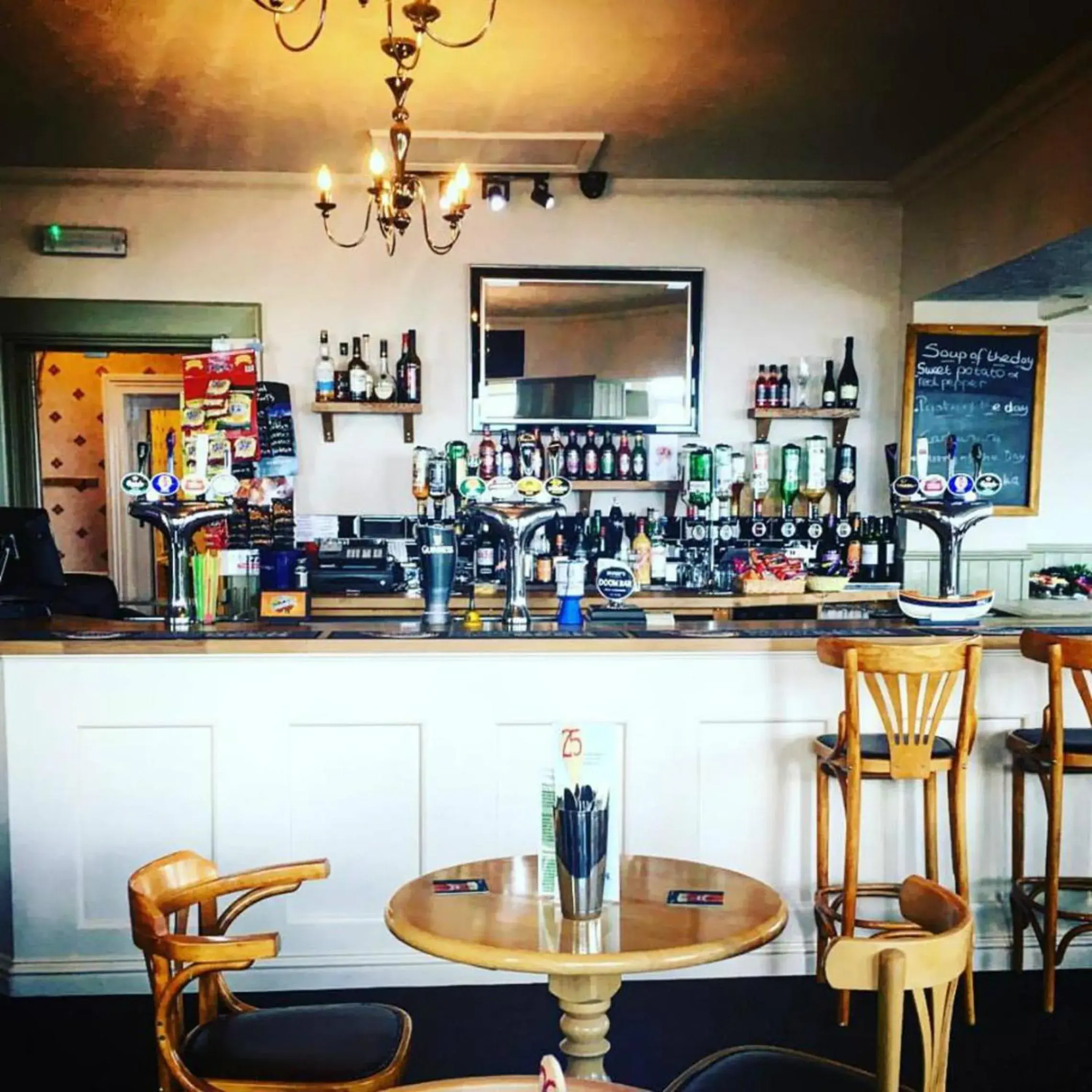 Seating area, Restaurant/Places to Eat in Harrow Lodge Hotel