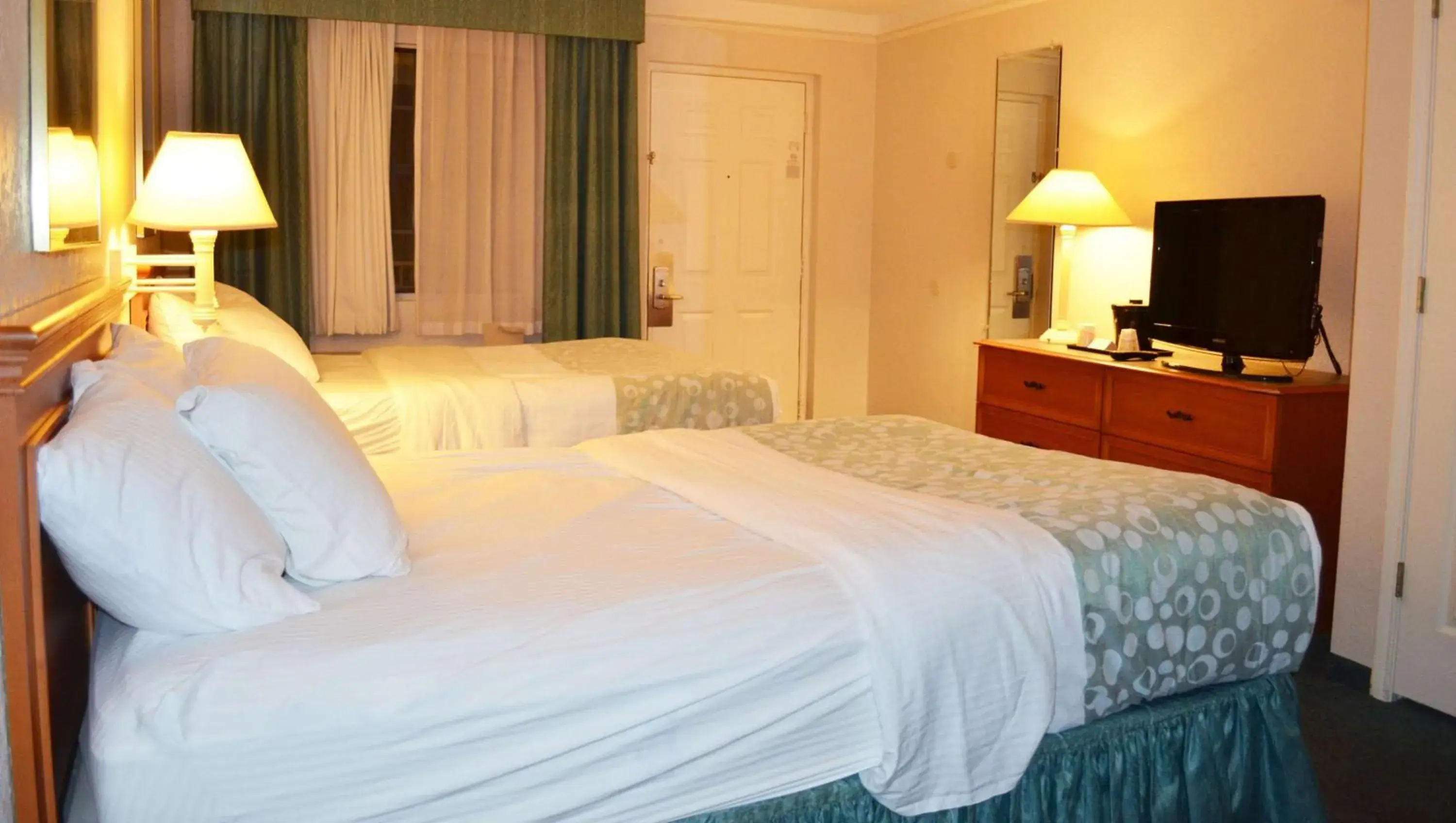 Photo of the whole room, Bed in Magnuson Hotel Texarkana