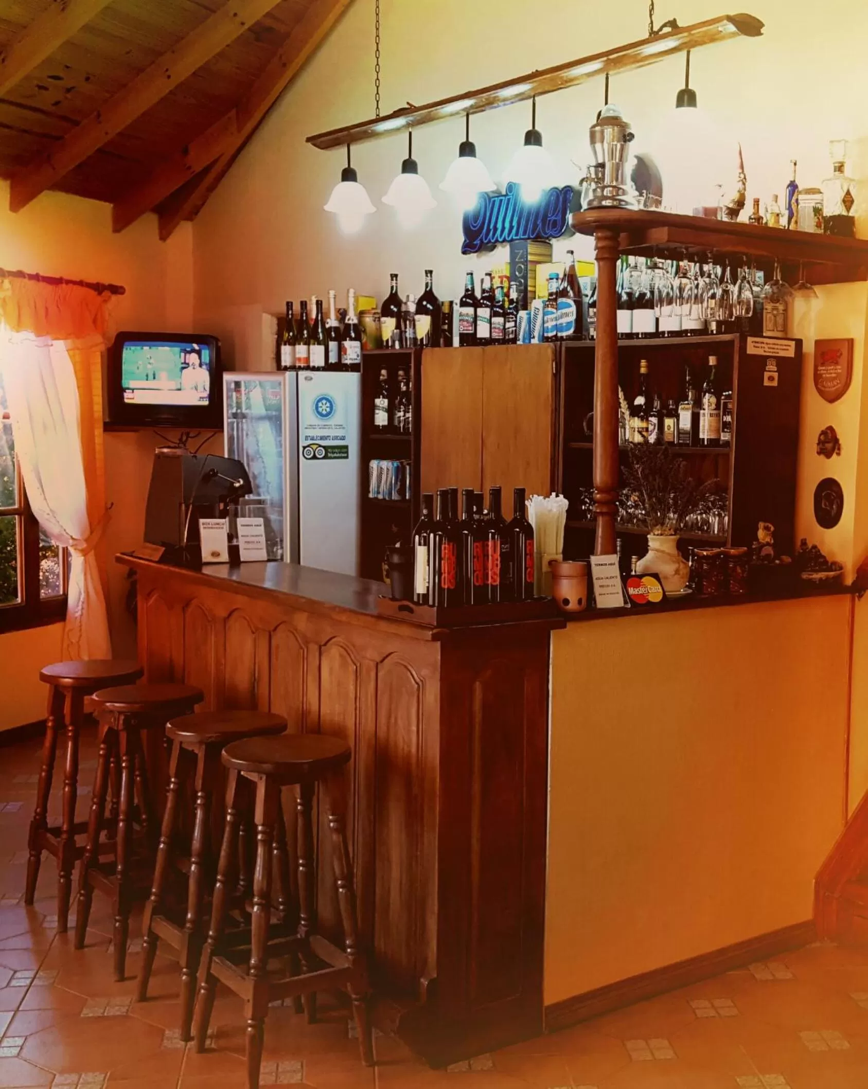Alcoholic drinks, Lounge/Bar in Hosteria Vientos Del Sur