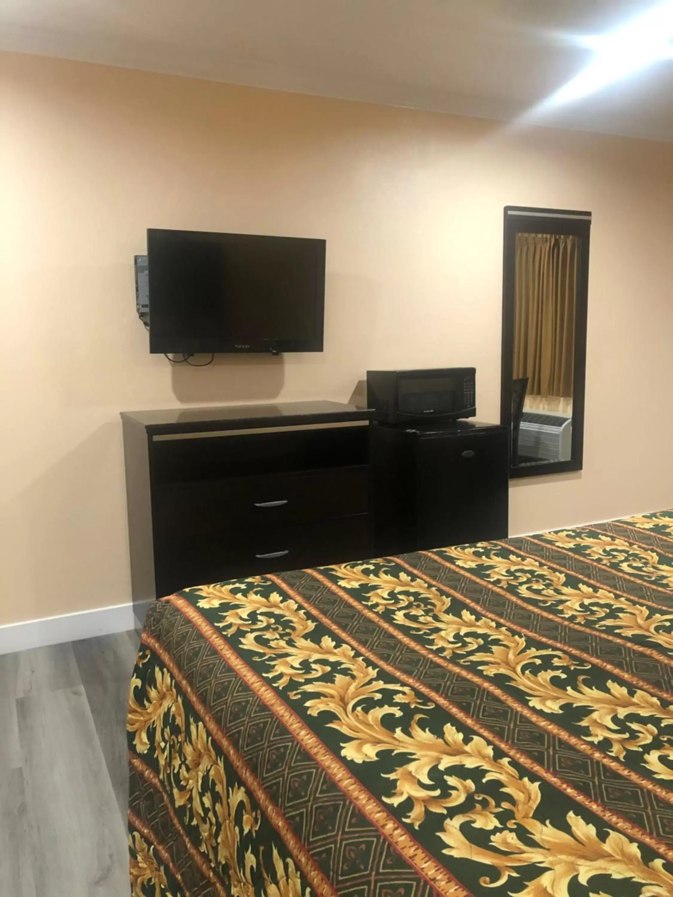 TV/Entertainment Center in Economy Inn - Ontario Airport