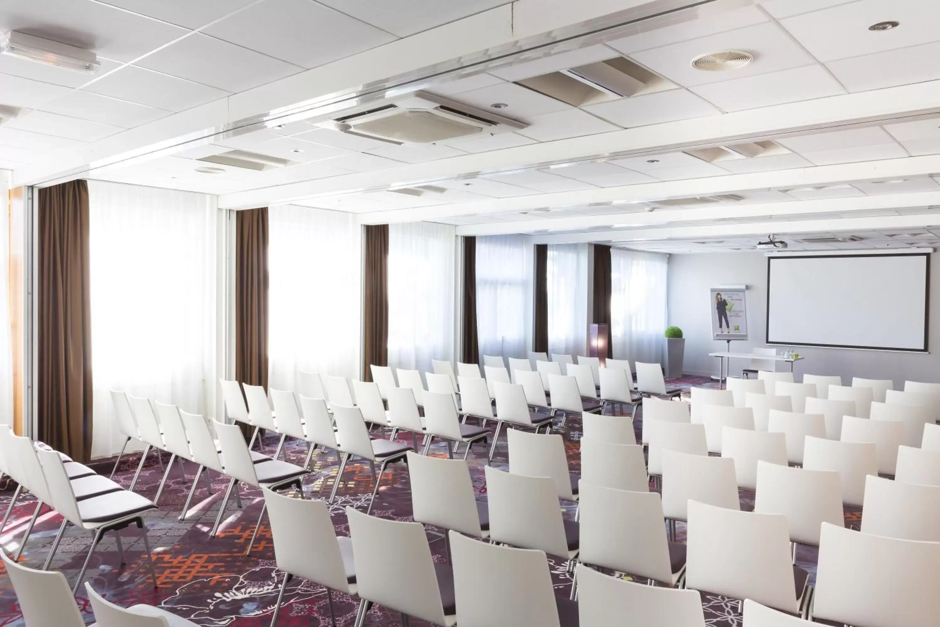 Meeting/conference room in ibis Styles Lorient Caudan