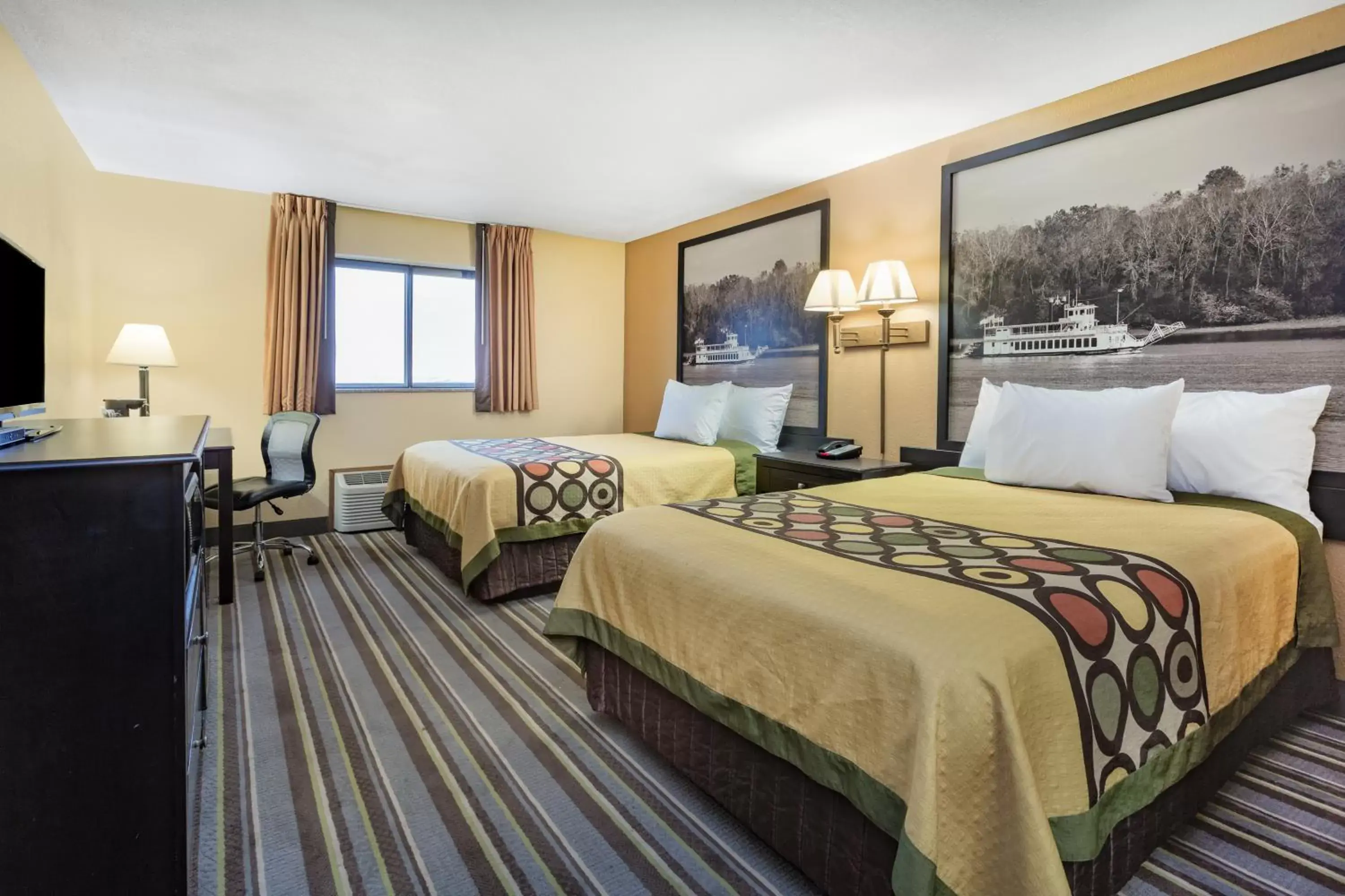 Photo of the whole room, Bed in Super 8 by Wyndham Iowa Falls