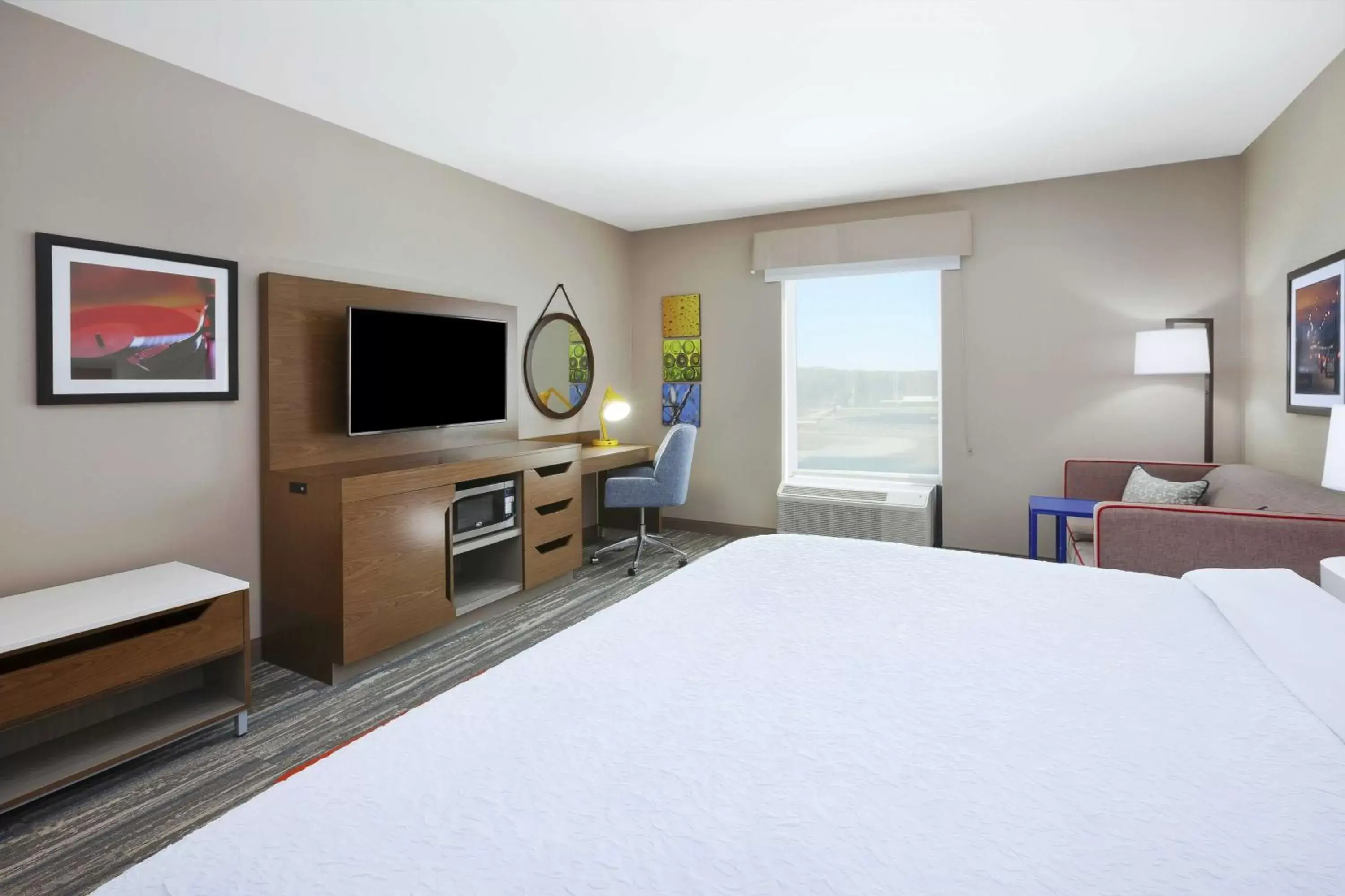 Bedroom, TV/Entertainment Center in Hampton Inn & Suites Grandville Grand Rapids South