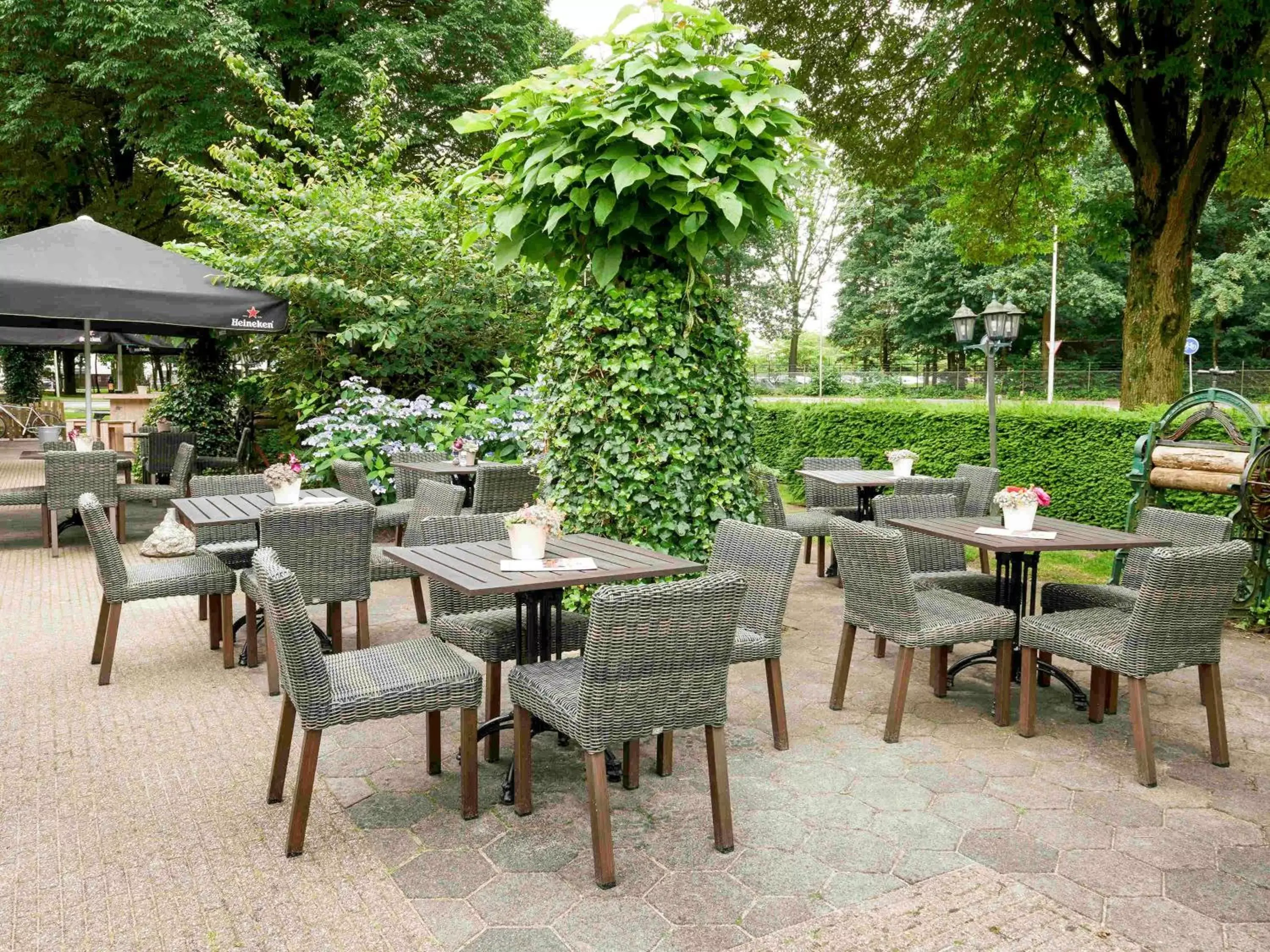 Property building, Restaurant/Places to Eat in ibis Tilburg
