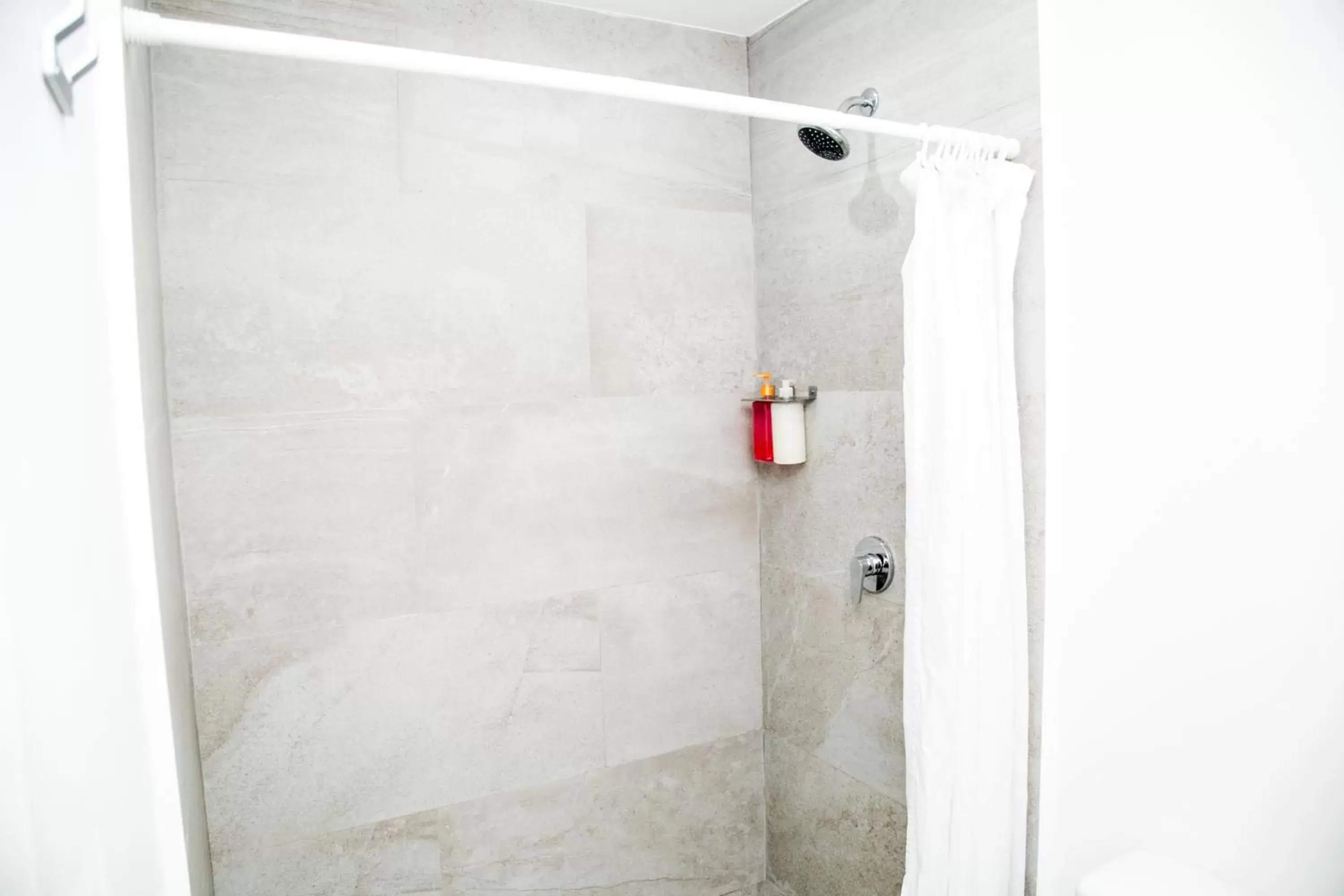 Shower, Bathroom in Booking 500