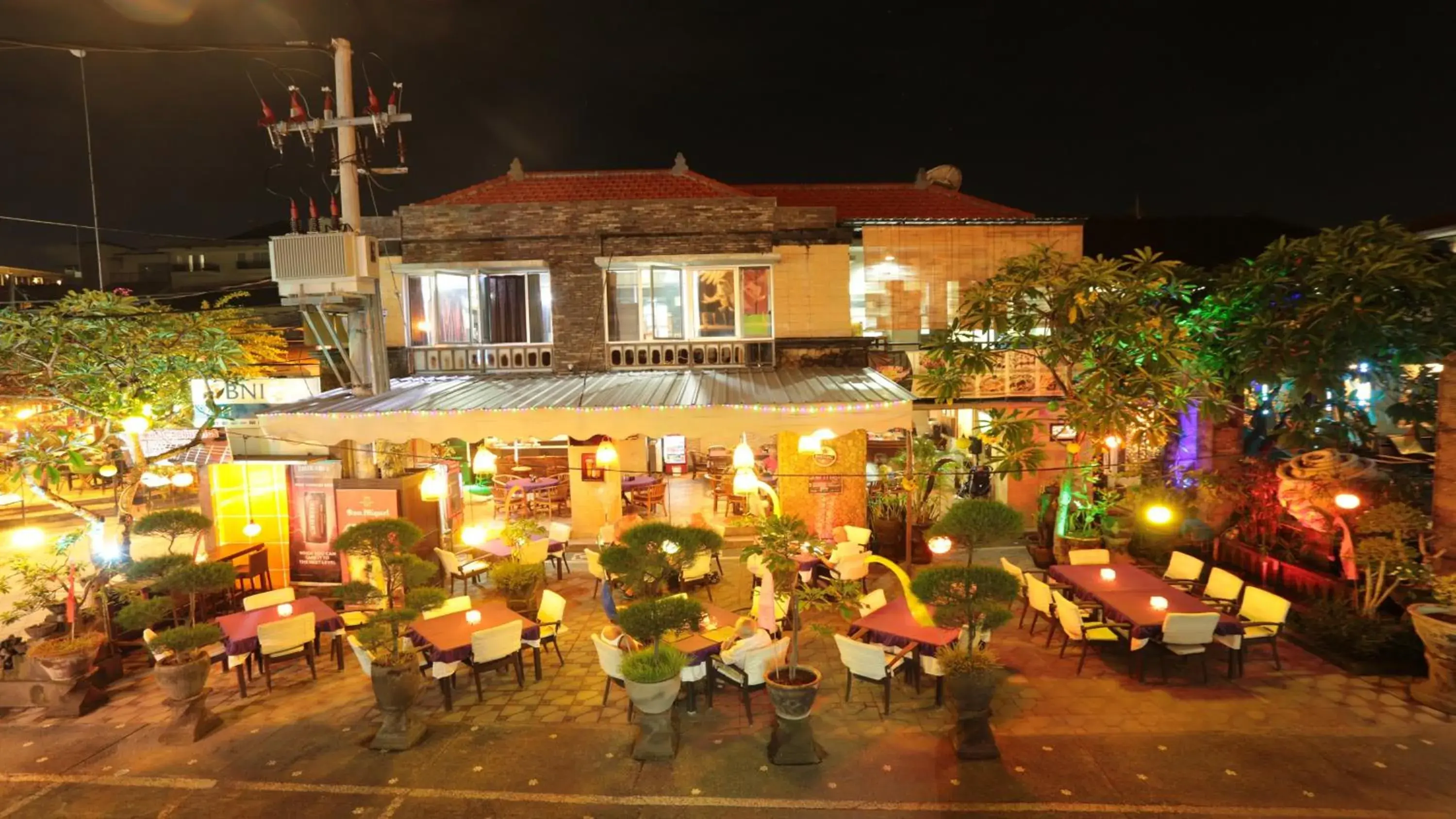 Restaurant/places to eat, Property Building in La Walon Hotel