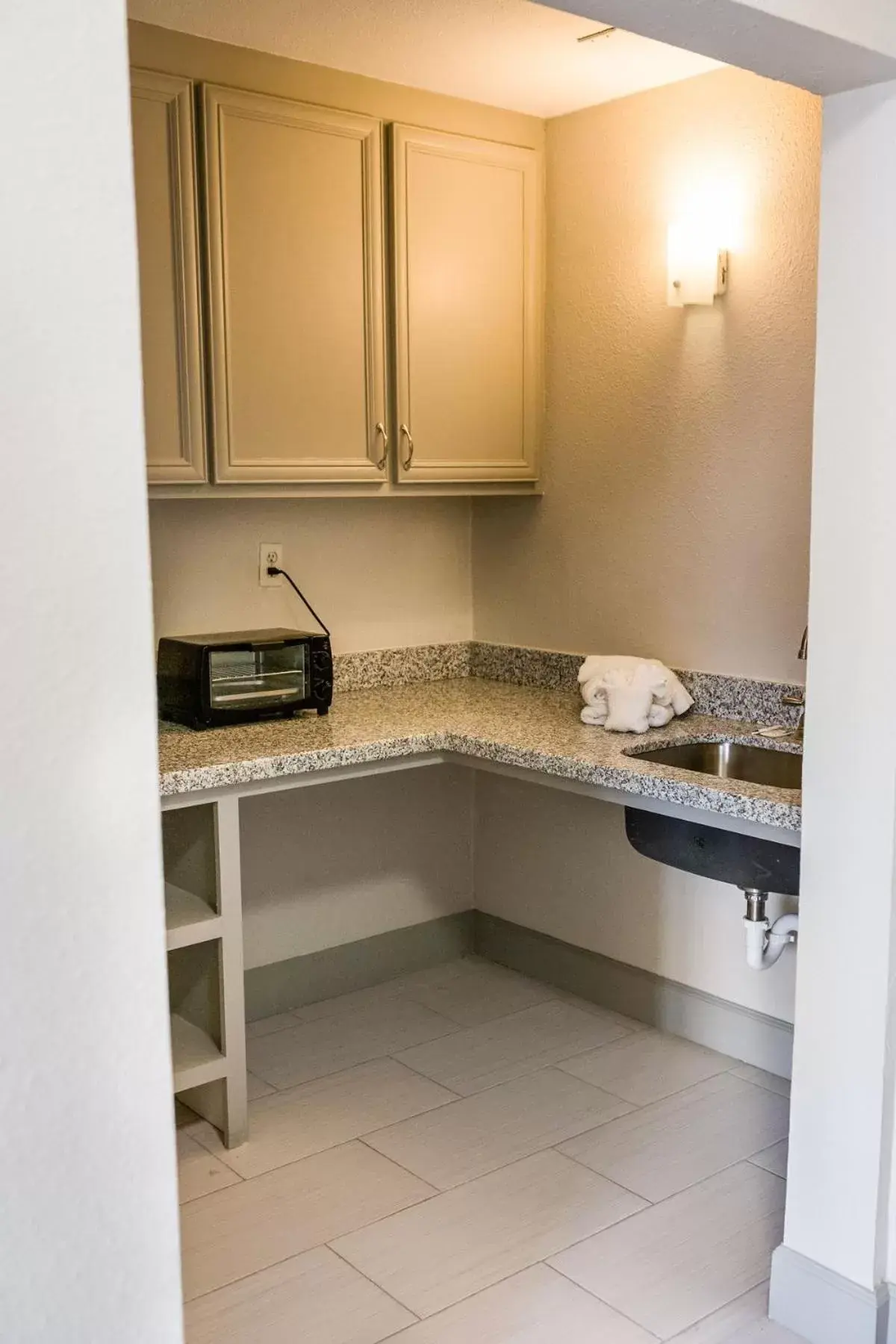 Kitchen/Kitchenette in Merit Inn and Suites