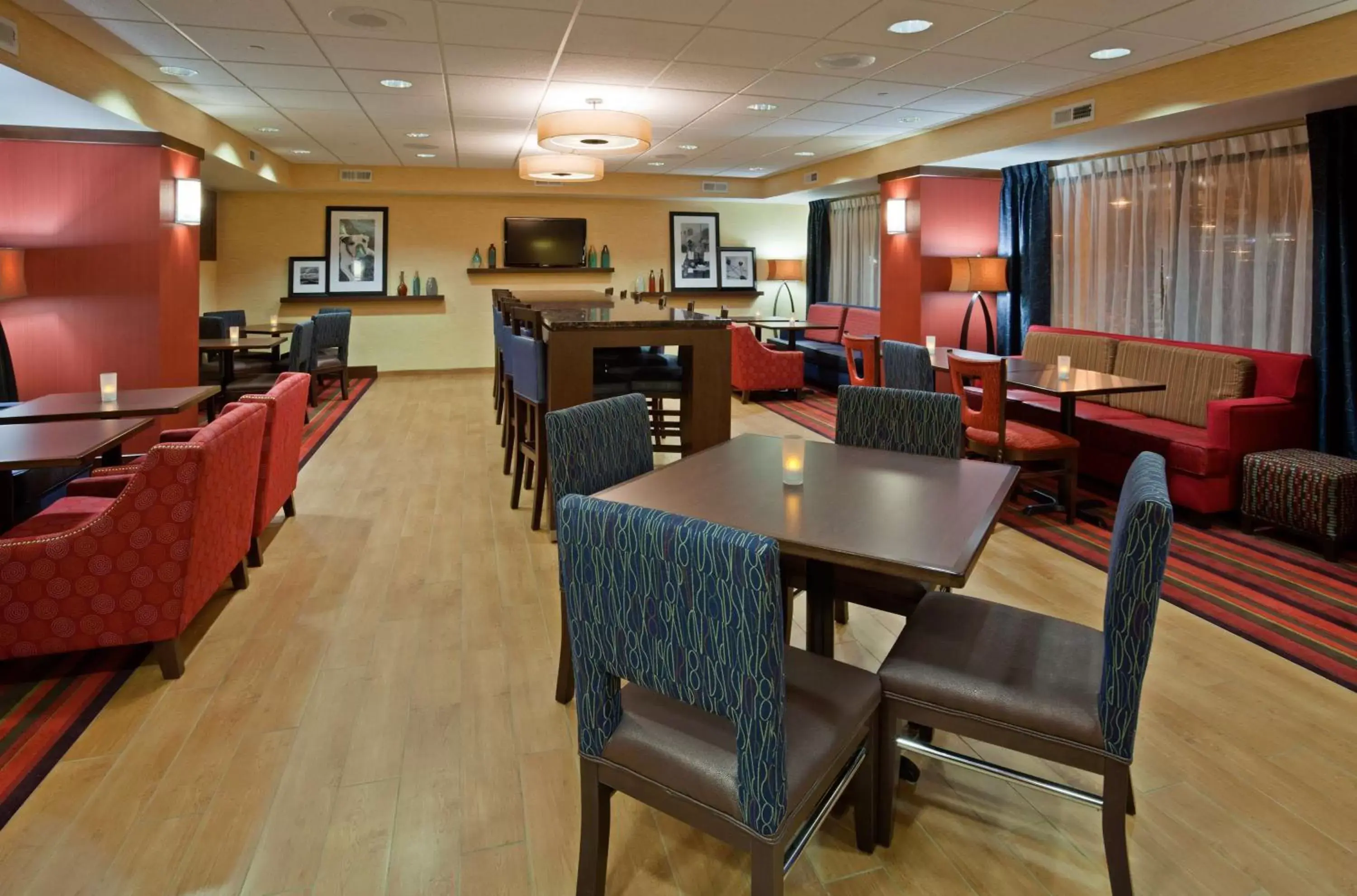 Dining area, Restaurant/Places to Eat in Hampton Inn Milwaukee Airport
