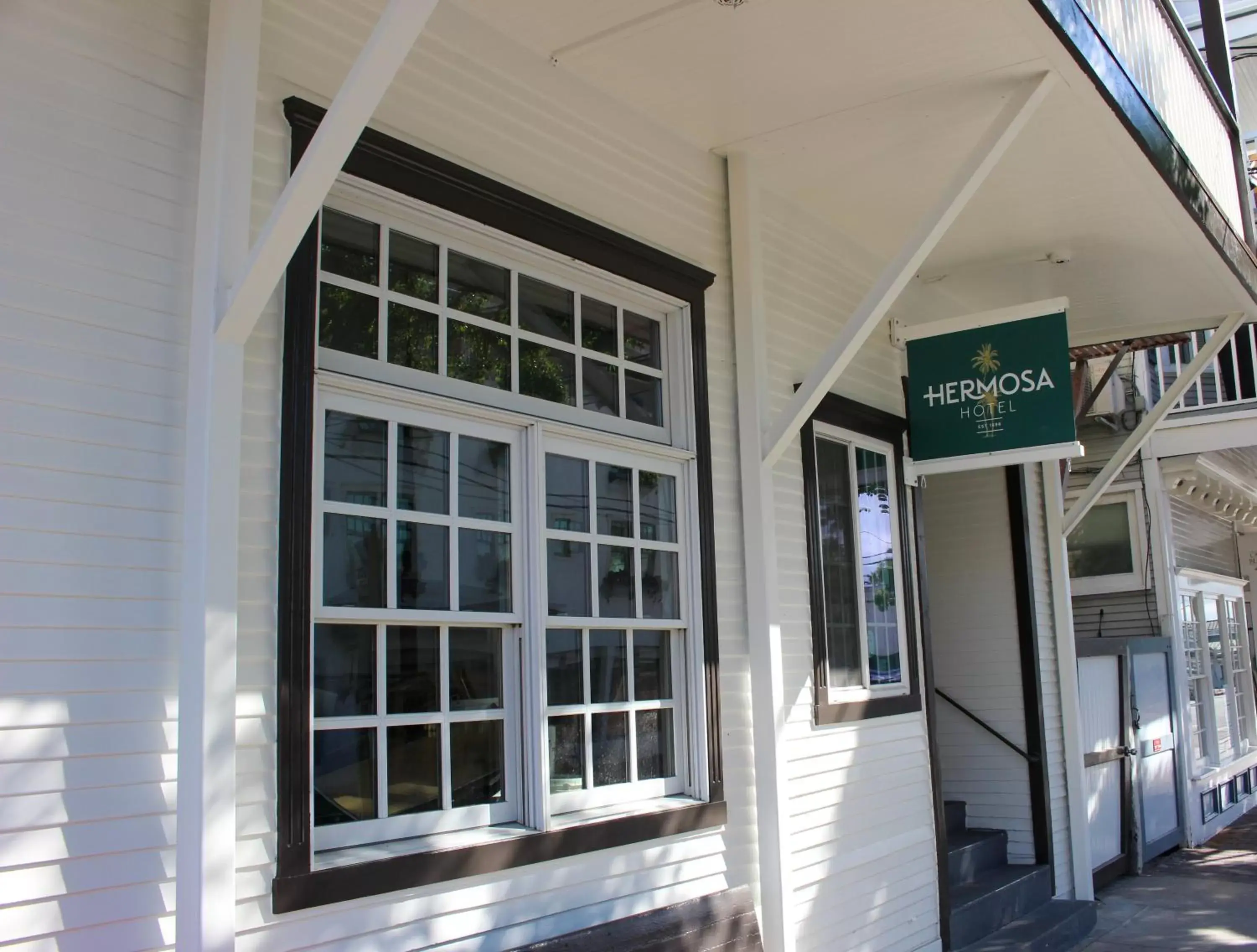 Facade/entrance in Hermosa Hotel