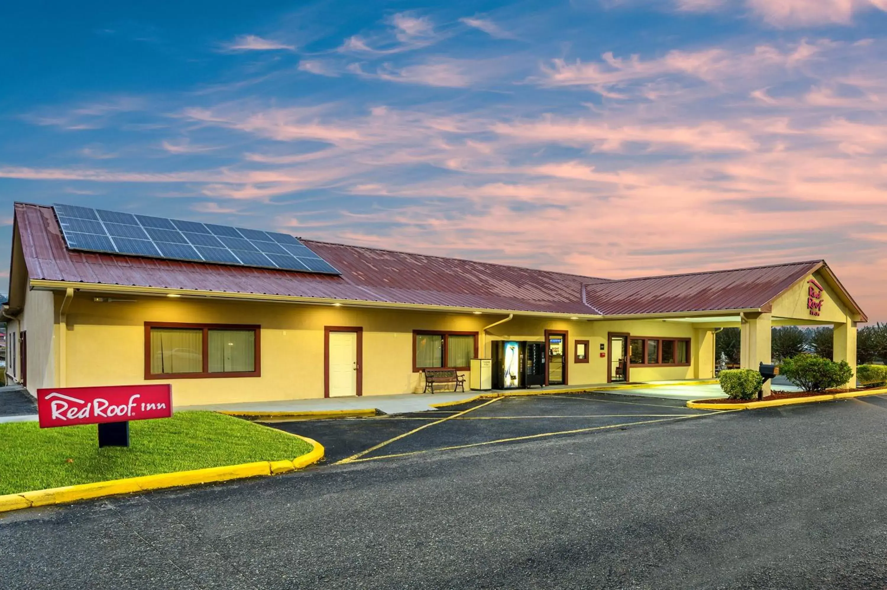 Facade/entrance, Property Building in Red Roof Inn Sylacauga