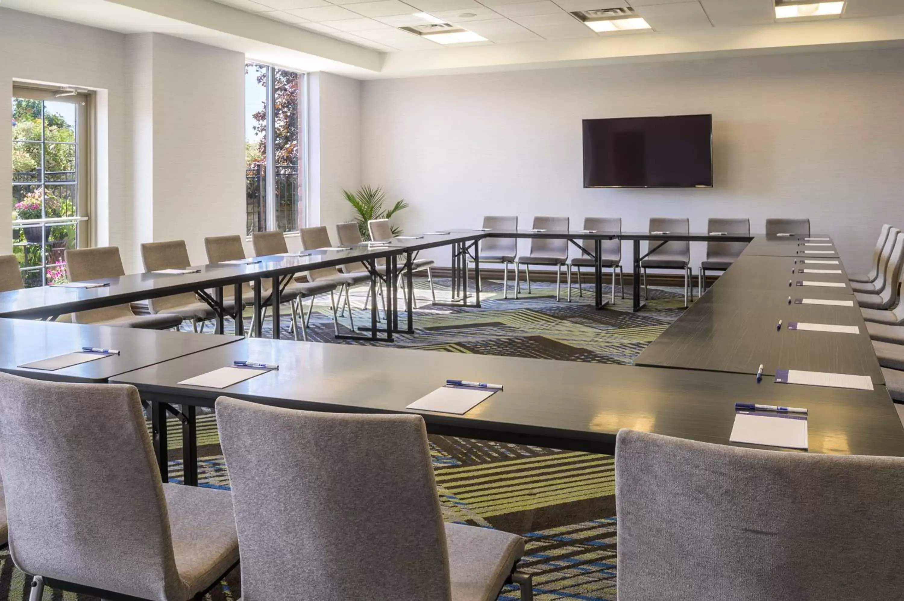 Meeting/conference room in Holiday Inn Express Hotel & Suites North Bay, an IHG Hotel
