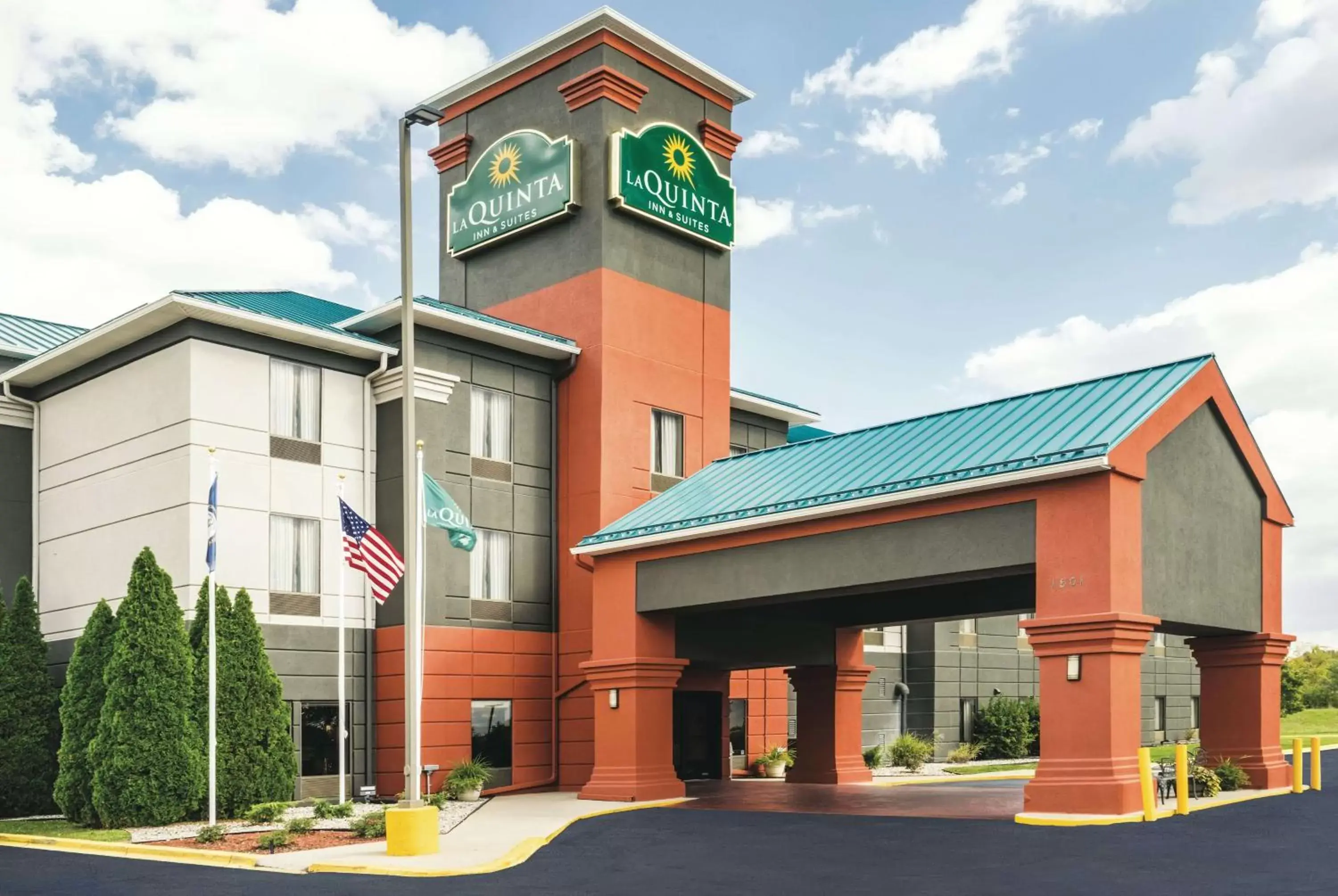 Property Building in La Quinta Inn & Suites by Wyndham Louisville East