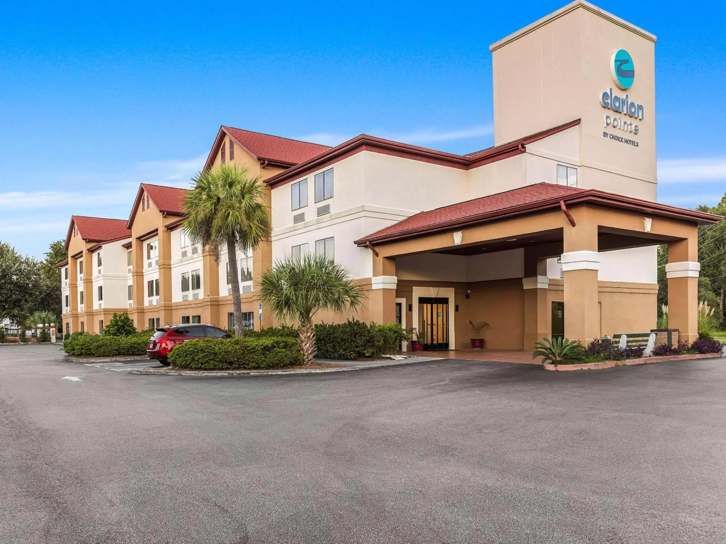 Swimming pool, Property Building in Clarion Pointe Savannah Gateway I-95