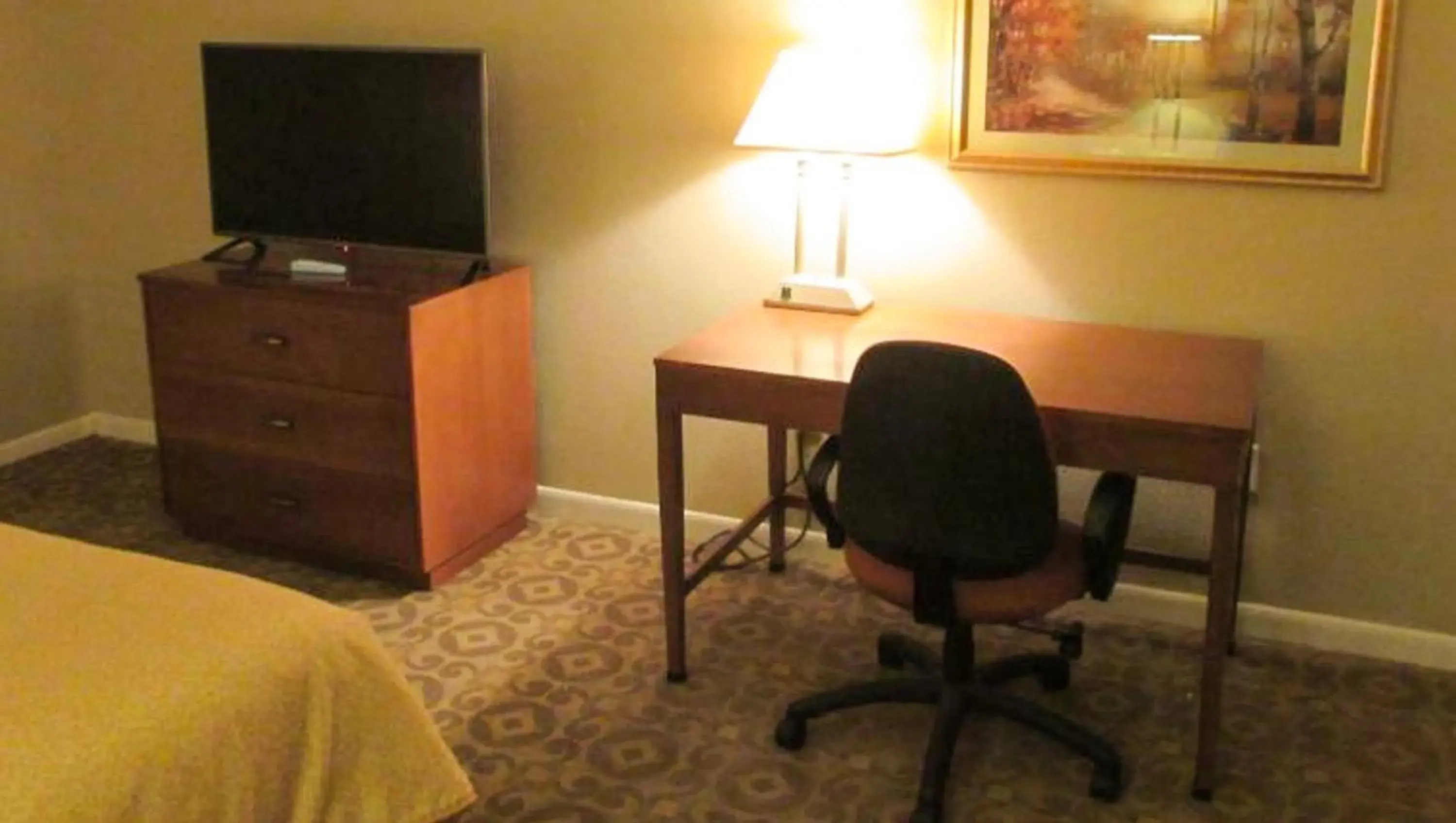 Bedroom, TV/Entertainment Center in Magnuson Grand Pioneer Inn And Suites