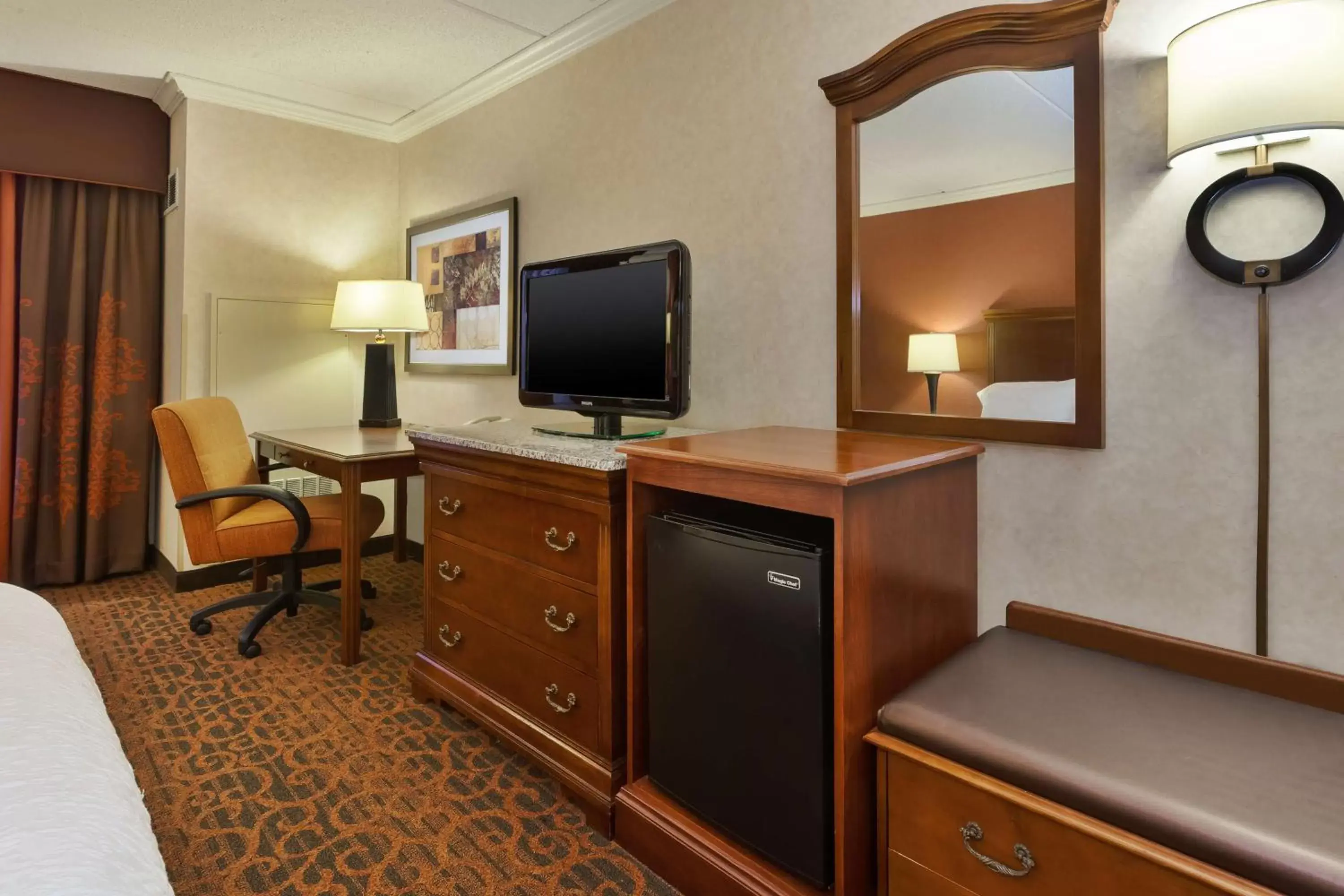 Bedroom, TV/Entertainment Center in Hampton Inn & Suites Cleveland-Beachwood