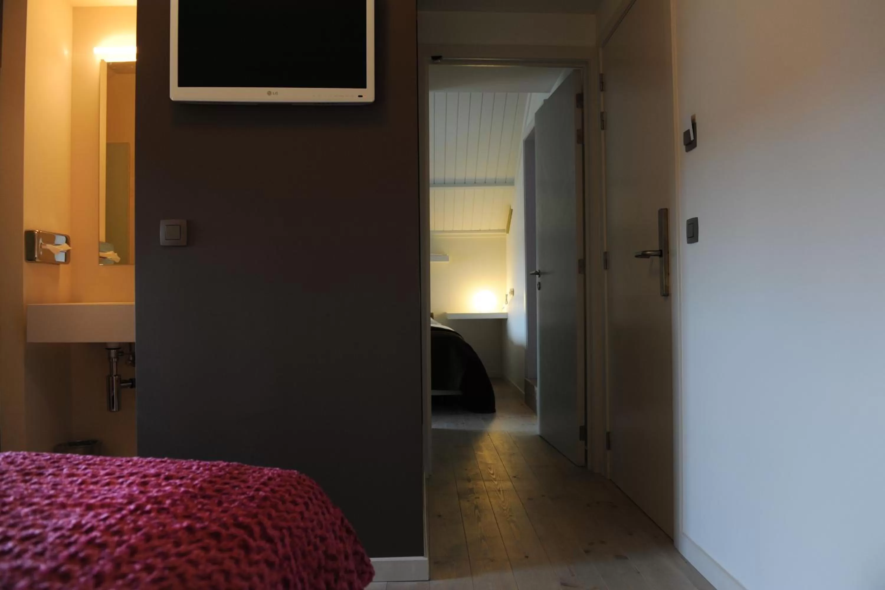 Photo of the whole room, Bed in Charmehotel Villa Saporis