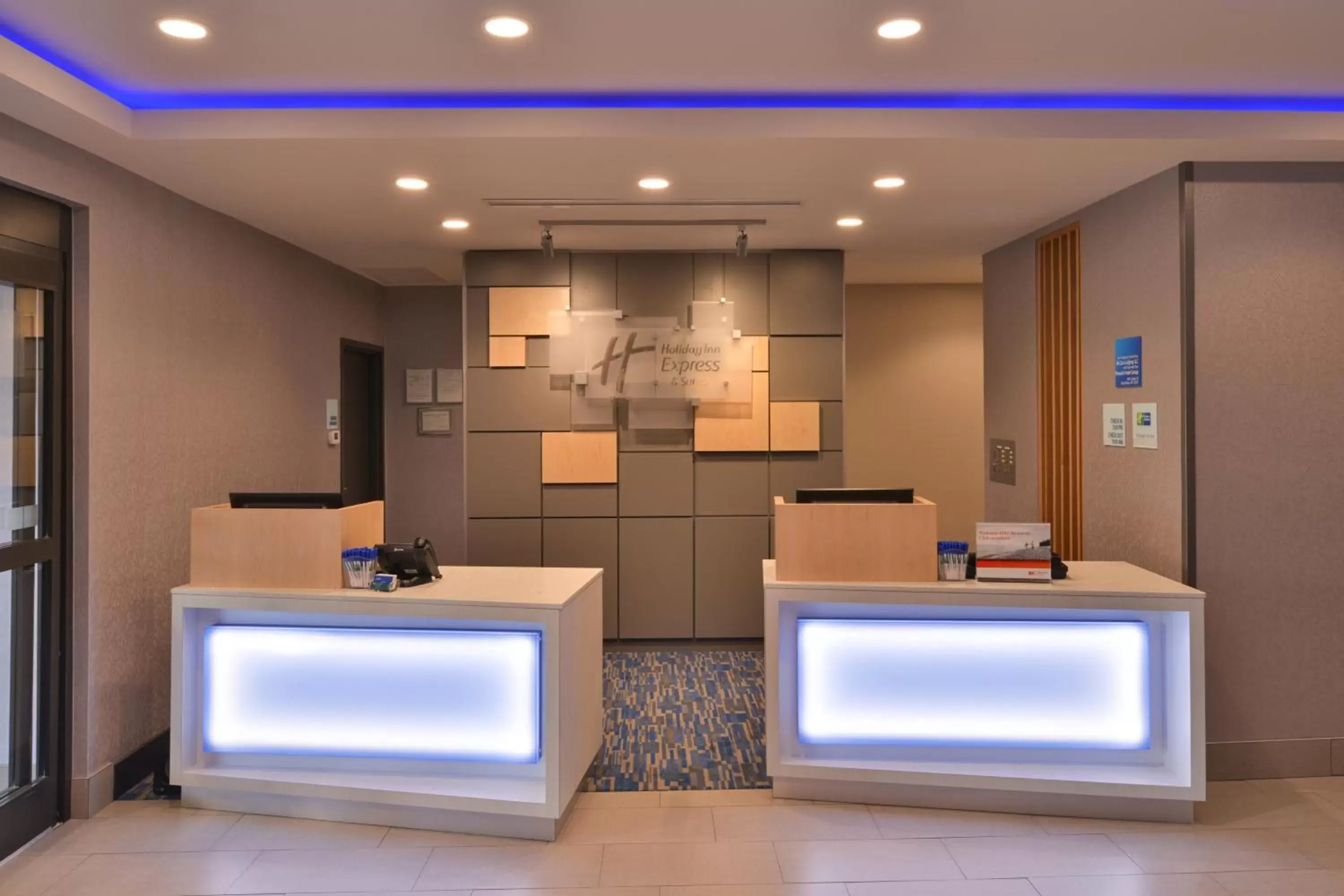 Property building, Lobby/Reception in Holiday Inn Express and Suites Bryant - Benton Area, an IHG Hotel