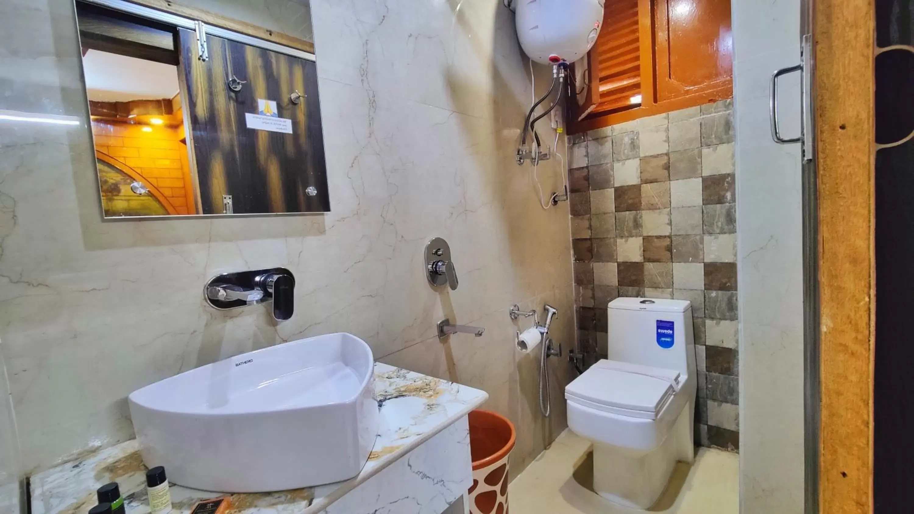 Bathroom in Auckland Hotel and Restaurant Near Mall Road Bathroom in Auckland Hotel and Restaurant Near Mall Road