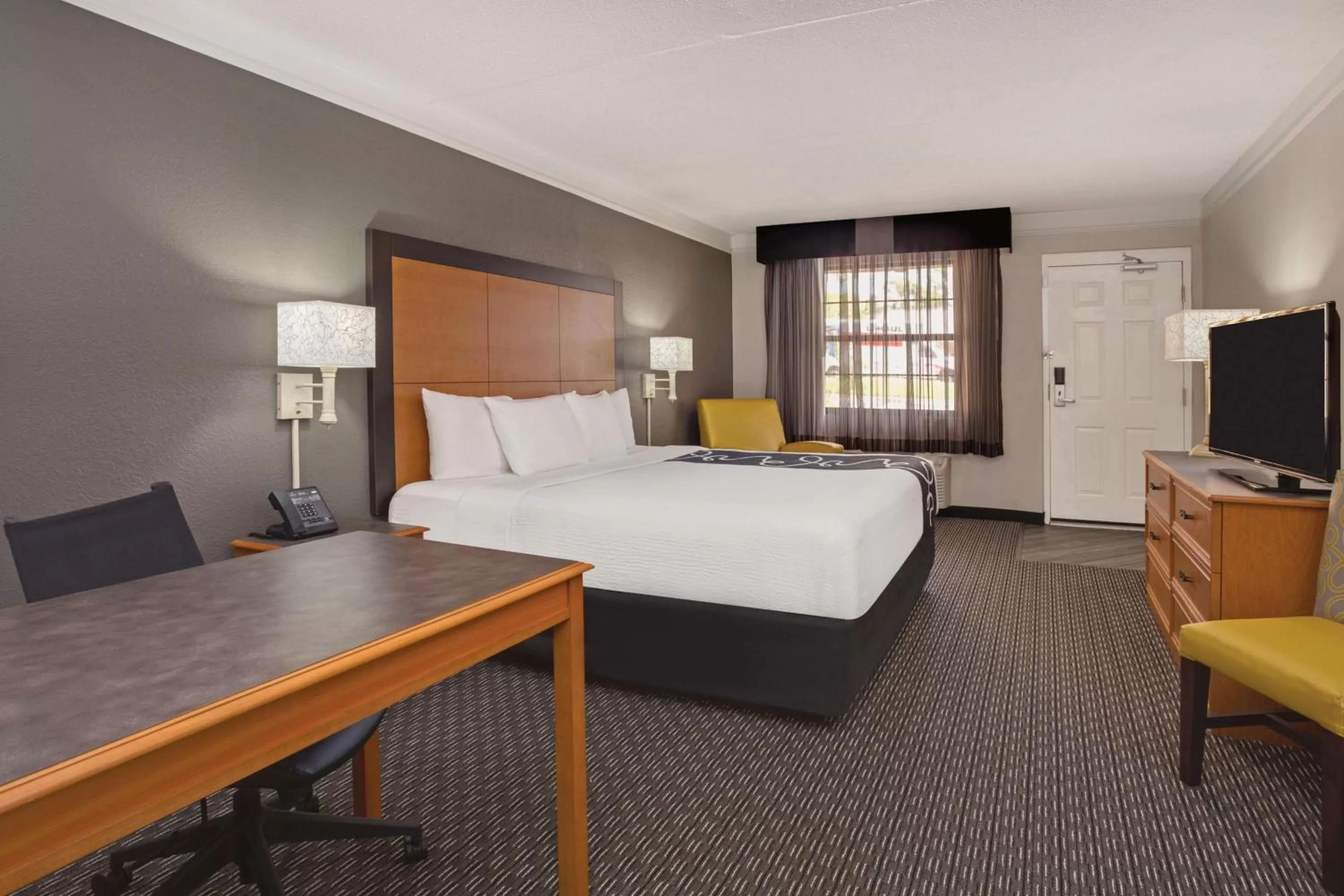 Photo of the whole room, Bed in Days Inn by Wyndham Gainesville Florida