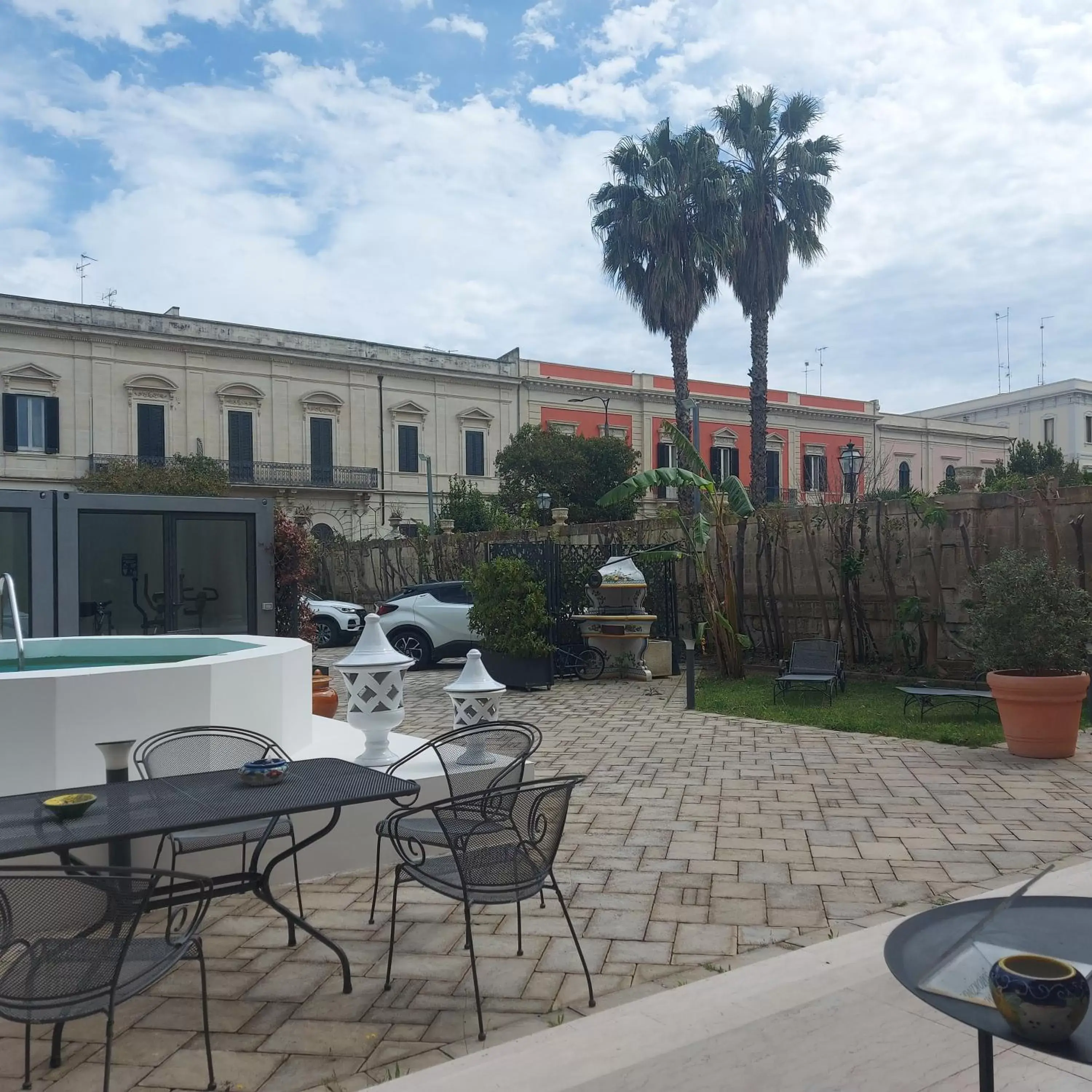 Property Building in Dimora Charleston Lecce parcheggio privato in loco gratis