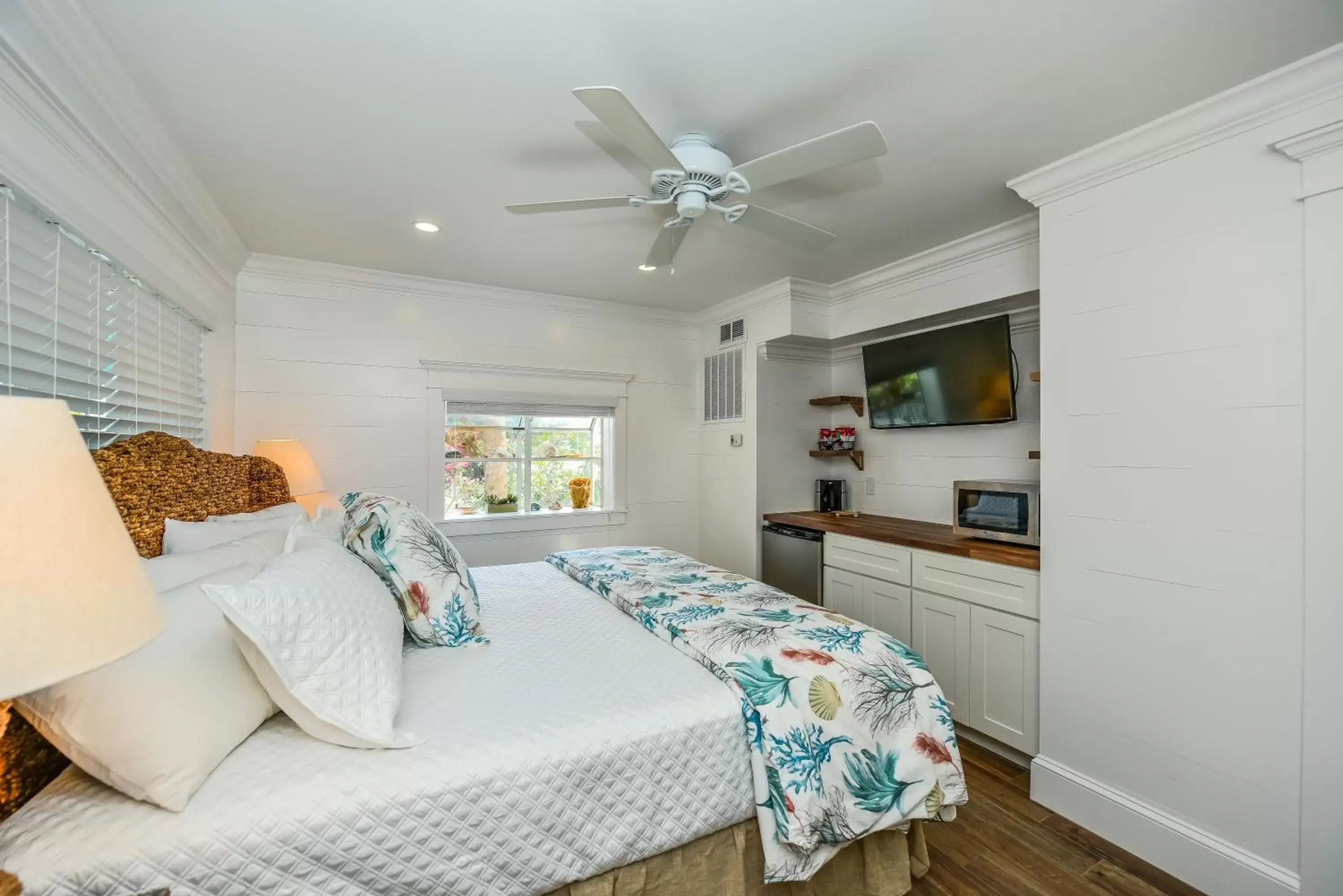 Kitchen or kitchenette, Bed in Tropical Breeze Resort