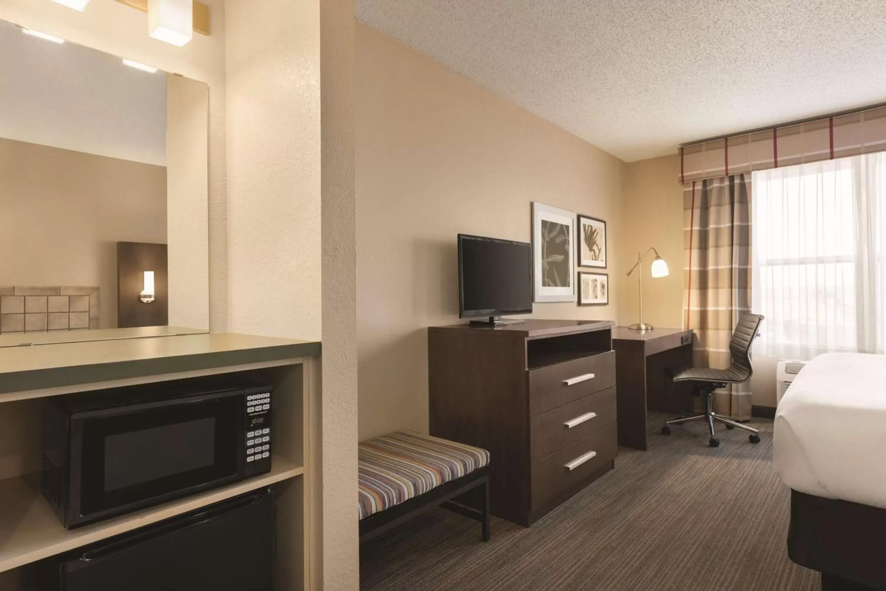 Photo of the whole room, TV/Entertainment Center in Country Inn & Suites by Radisson, Forest Lake, MN