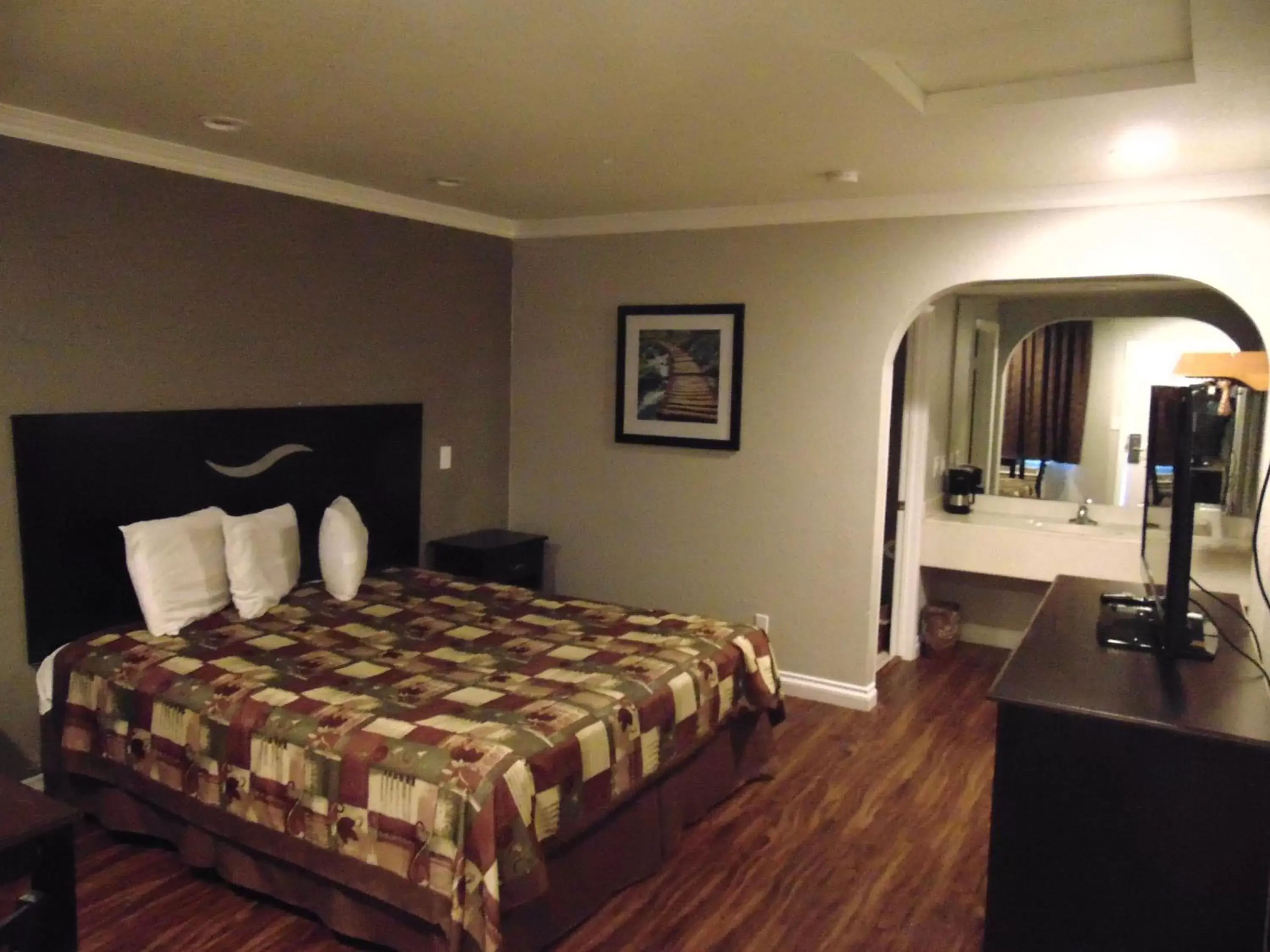 Photo of the whole room, Bed in West Coast Inn Santa Ana