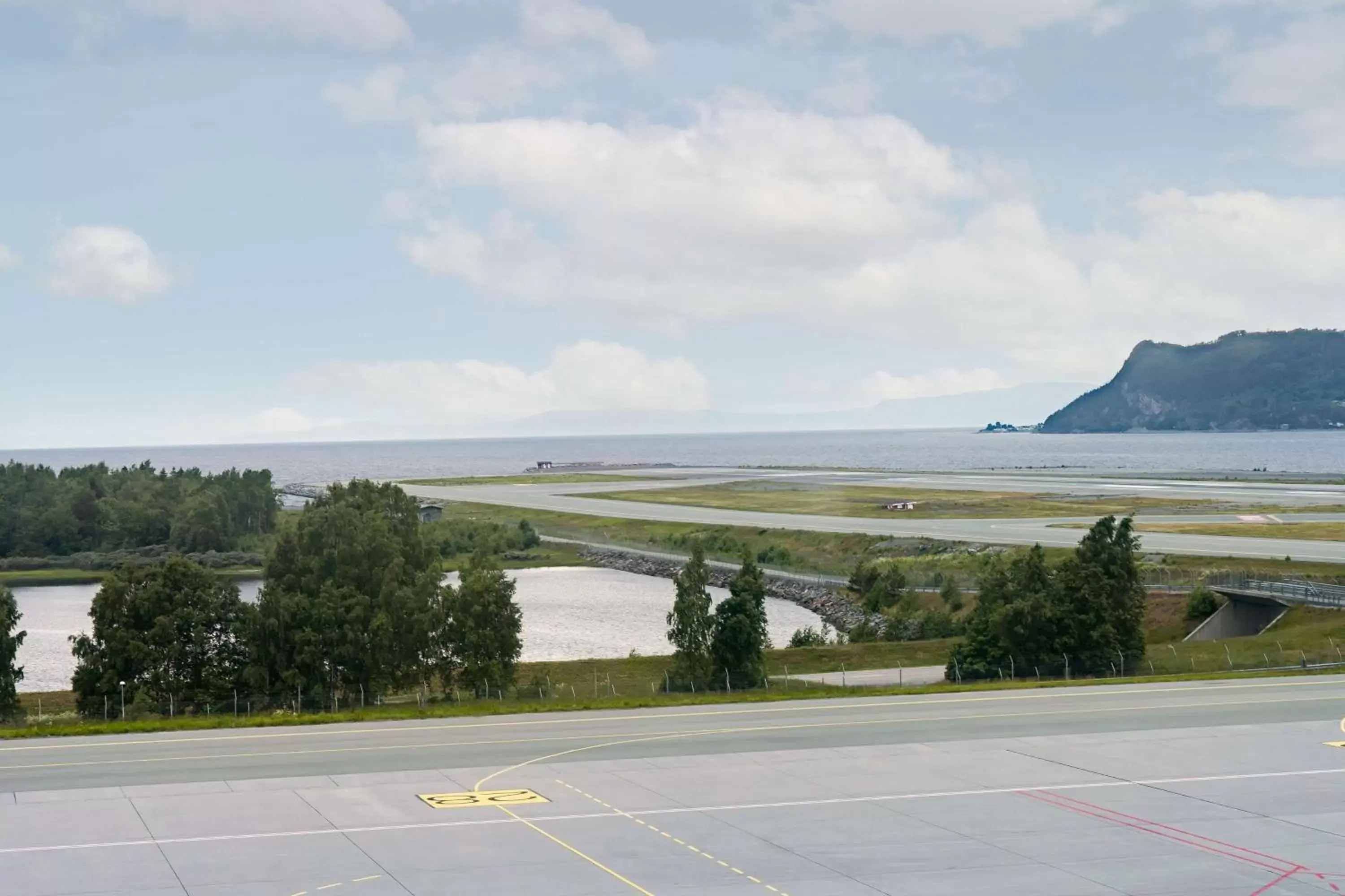 Premium Room with Runway View in Radisson Blu Hotel, Trondheim Airport