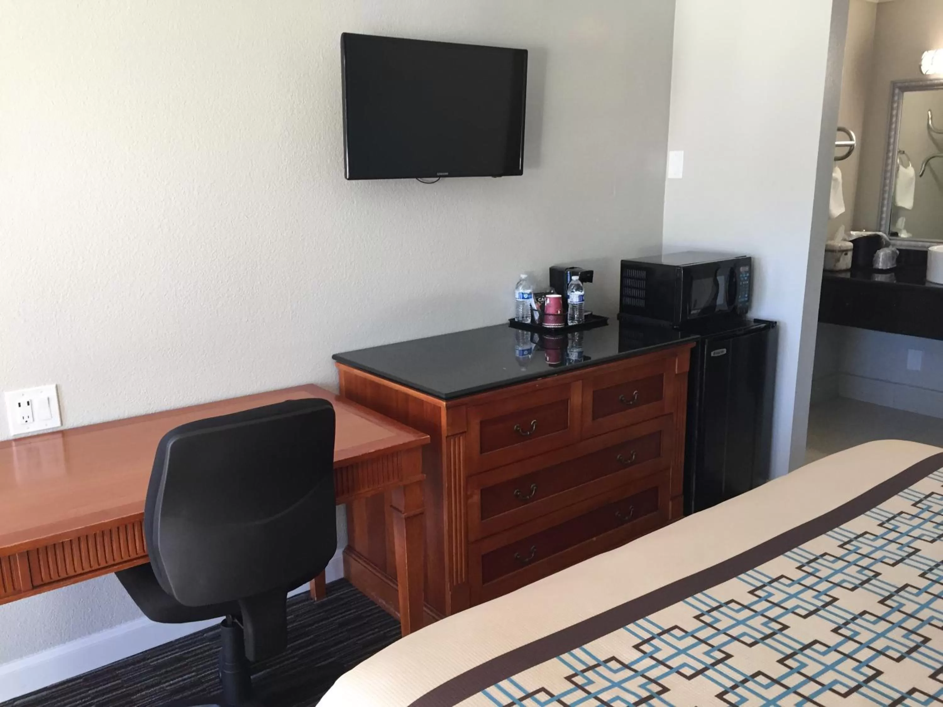 TV and multimedia, TV/Entertainment Center in Continental Lodge