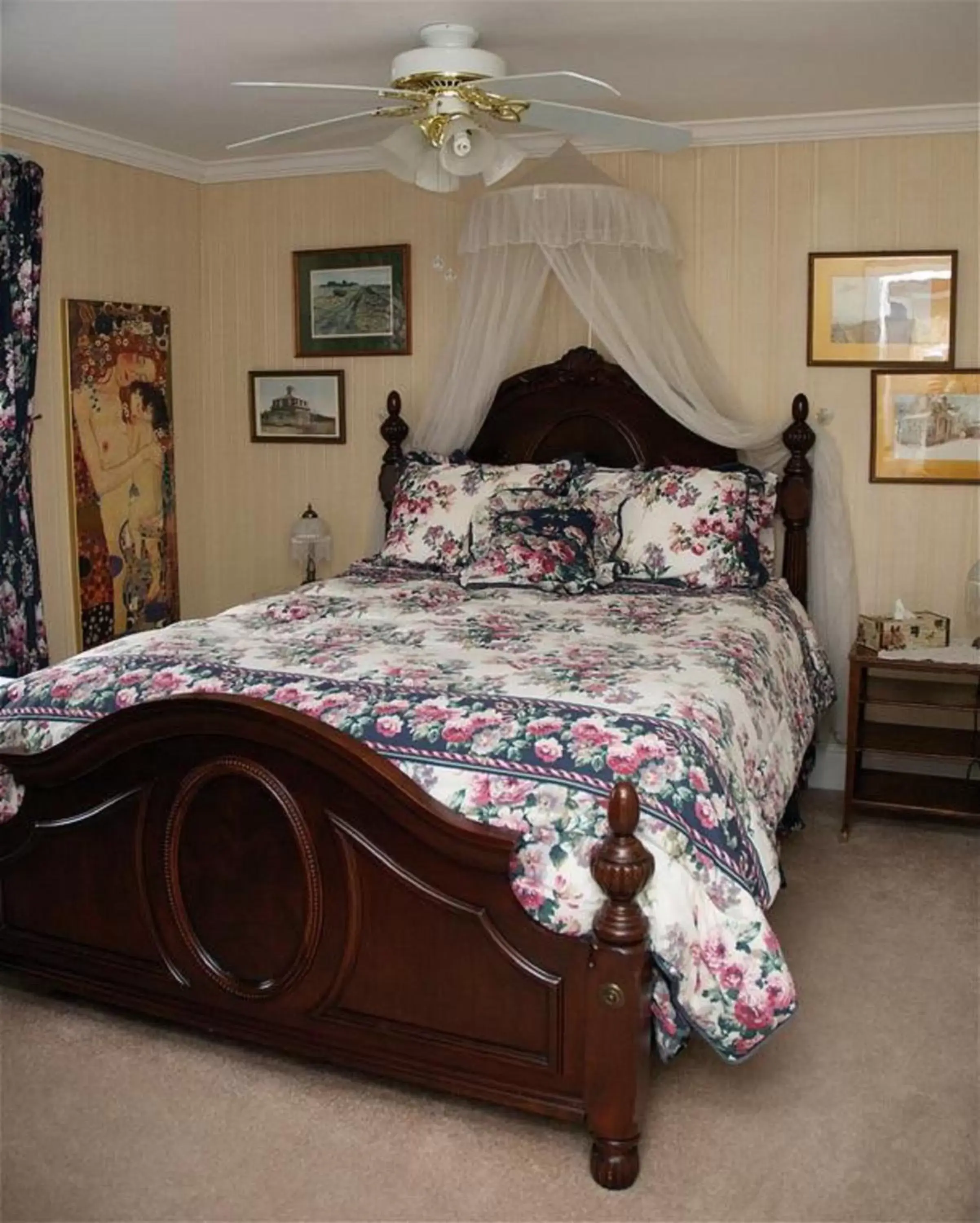 Bed in Bondy House Bed & Breakfast