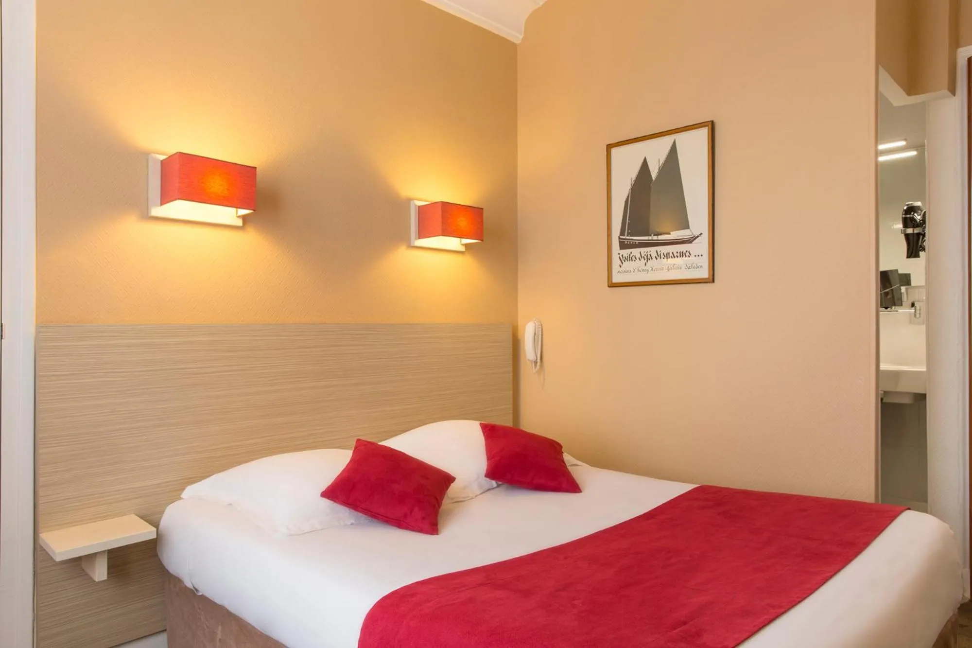 Bed in Brit Hôtel Confort Cléria Lorient Centre