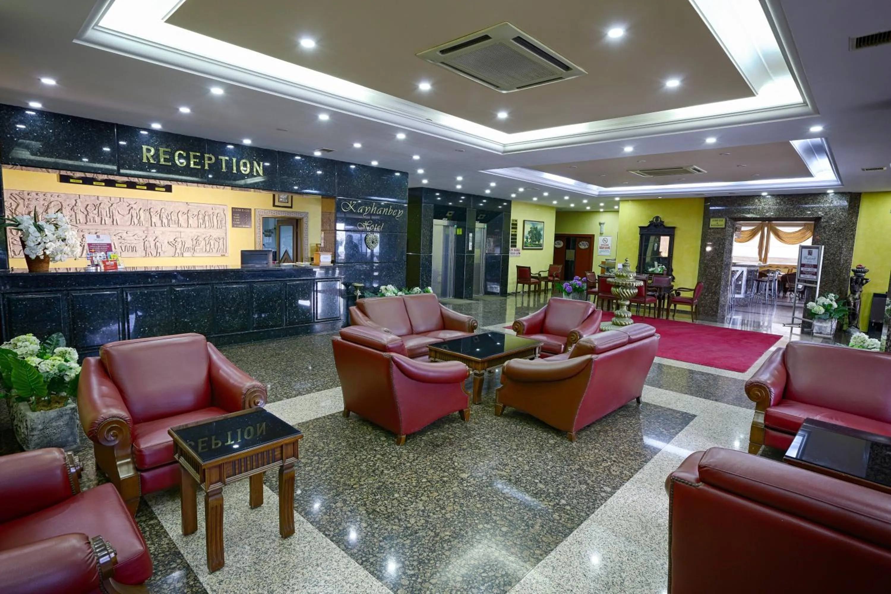 Communal lounge/ TV room in Kayhanbey Hotel