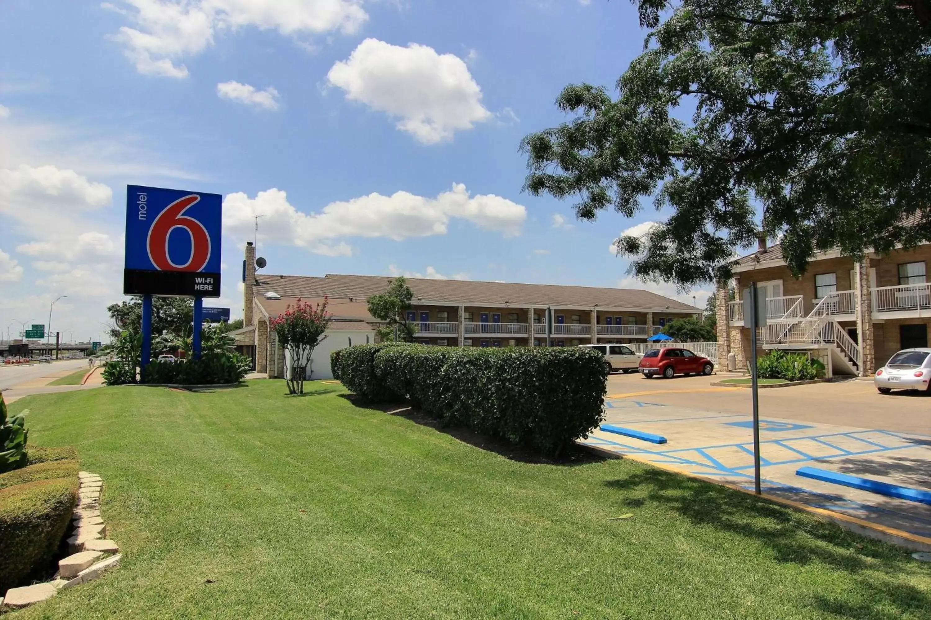 Facade/entrance, Property Building in Motel 6 Austin, TX - Central Downtown UT