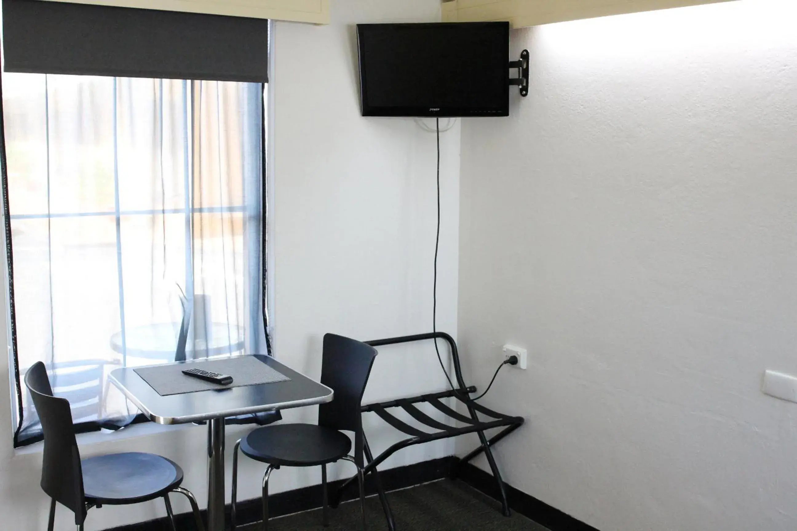 Dining area, TV/Entertainment Center in Inverell Motel