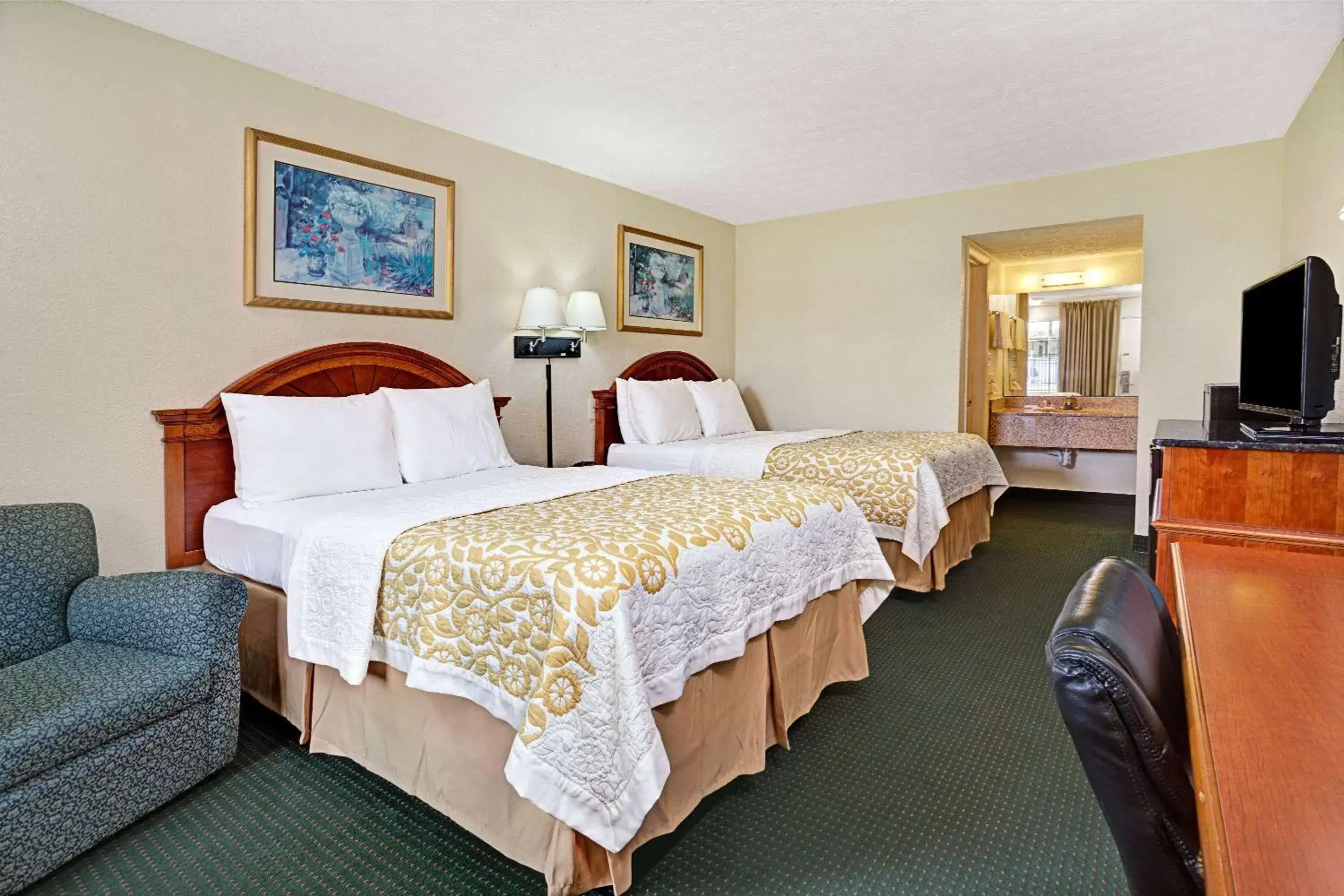 Photo of the whole room, Bed in Days Inn by Wyndham St Augustine I-95-Outlet Mall