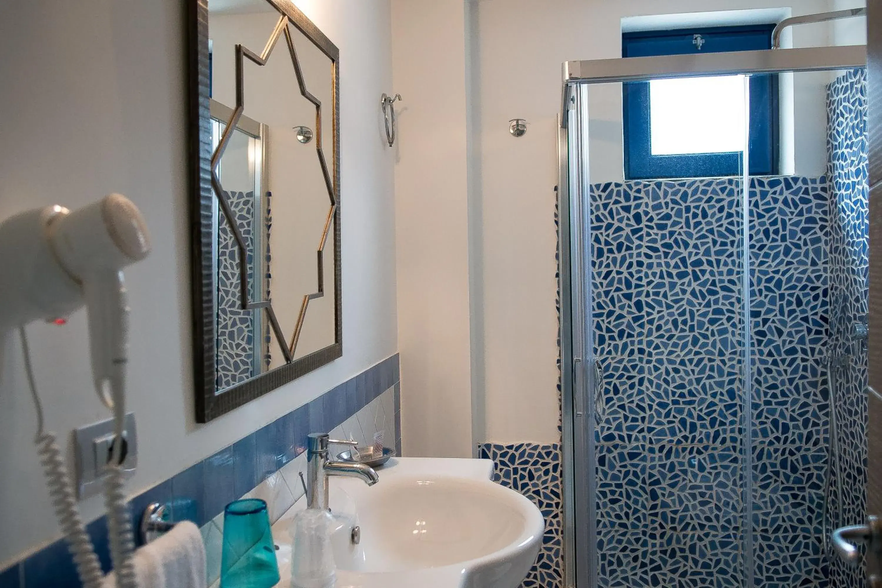 Shower, Bathroom in Hotel Cutimare