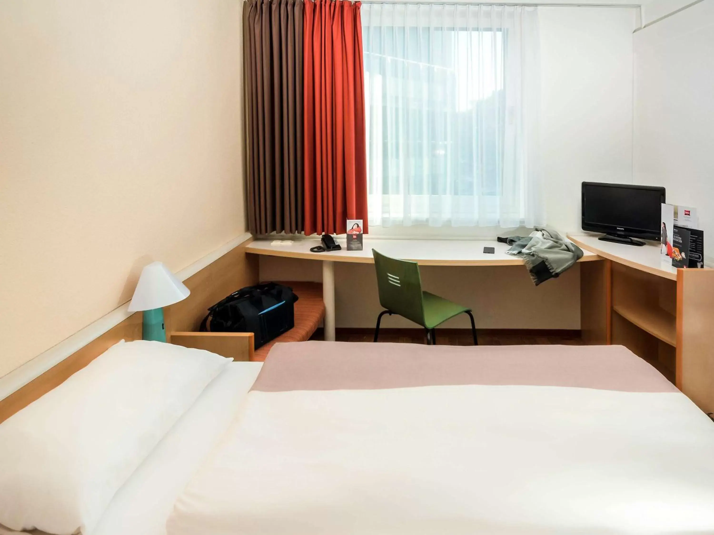 Photo of the whole room, Bed in ibis Koblenz City