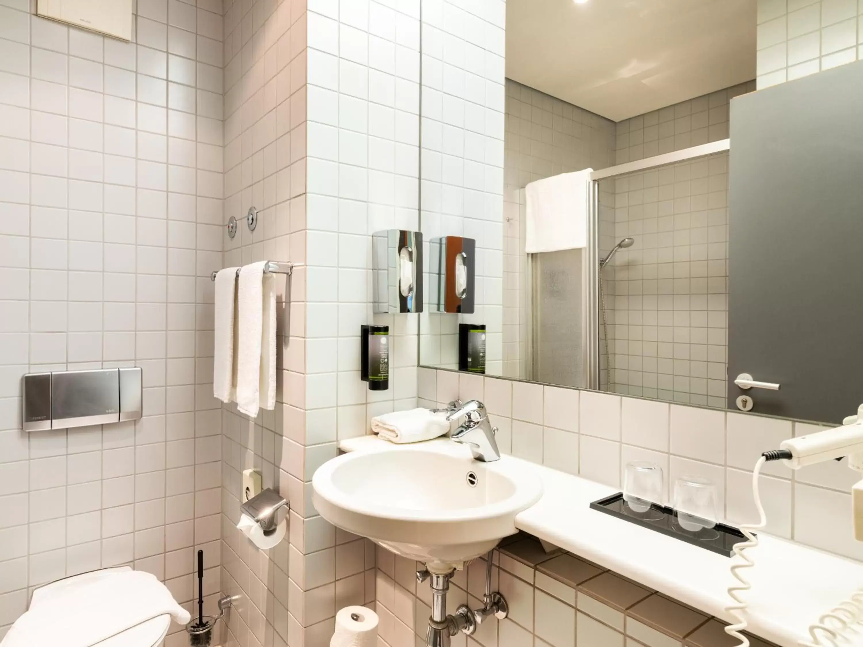 Bathroom in Plaza Hotel & Living Frankfurt