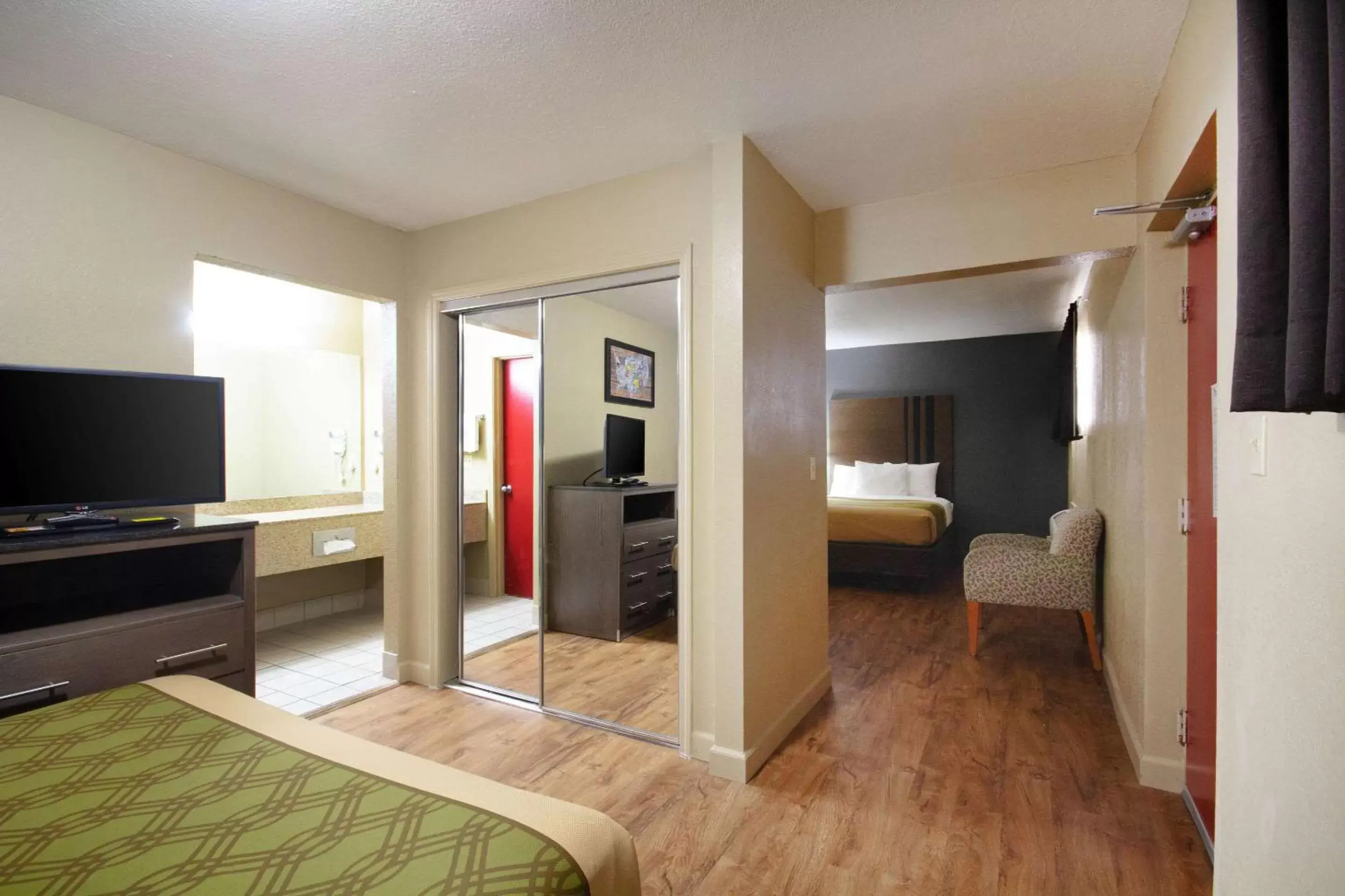 Photo of the whole room, TV/Entertainment Center in Econo Lodge Inn & Suites I-35 at Shawnee Mission