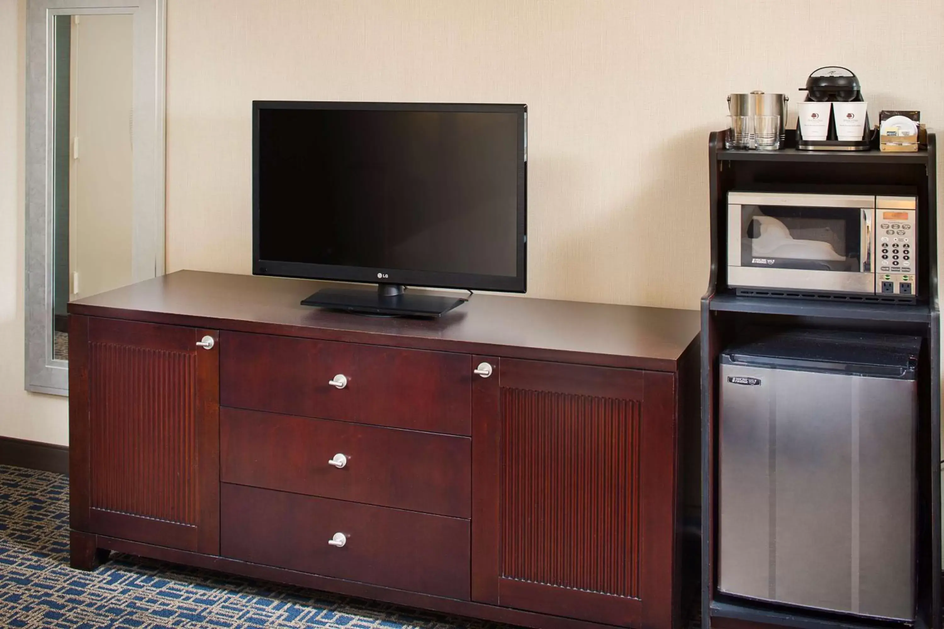 Kitchen or kitchenette, TV/Entertainment Center in DoubleTree by Hilton Baltimore - BWI Airport